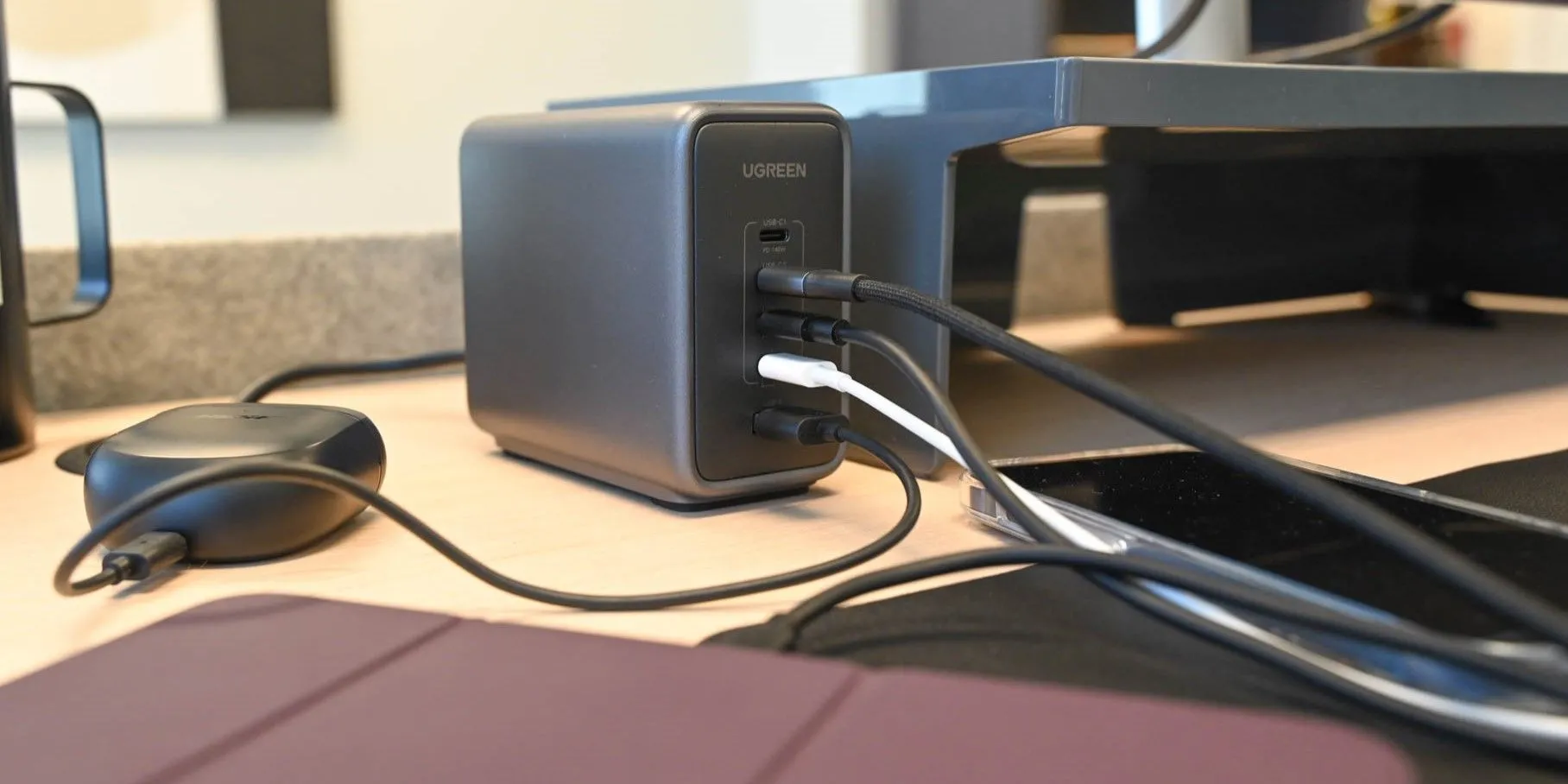 Bộ sạc USB-C UGreen Nexode 300W kết nối nhiều thiết bị trên bàn, minh họa khả năng sạc đa năng của sạc có dây công suất lớn