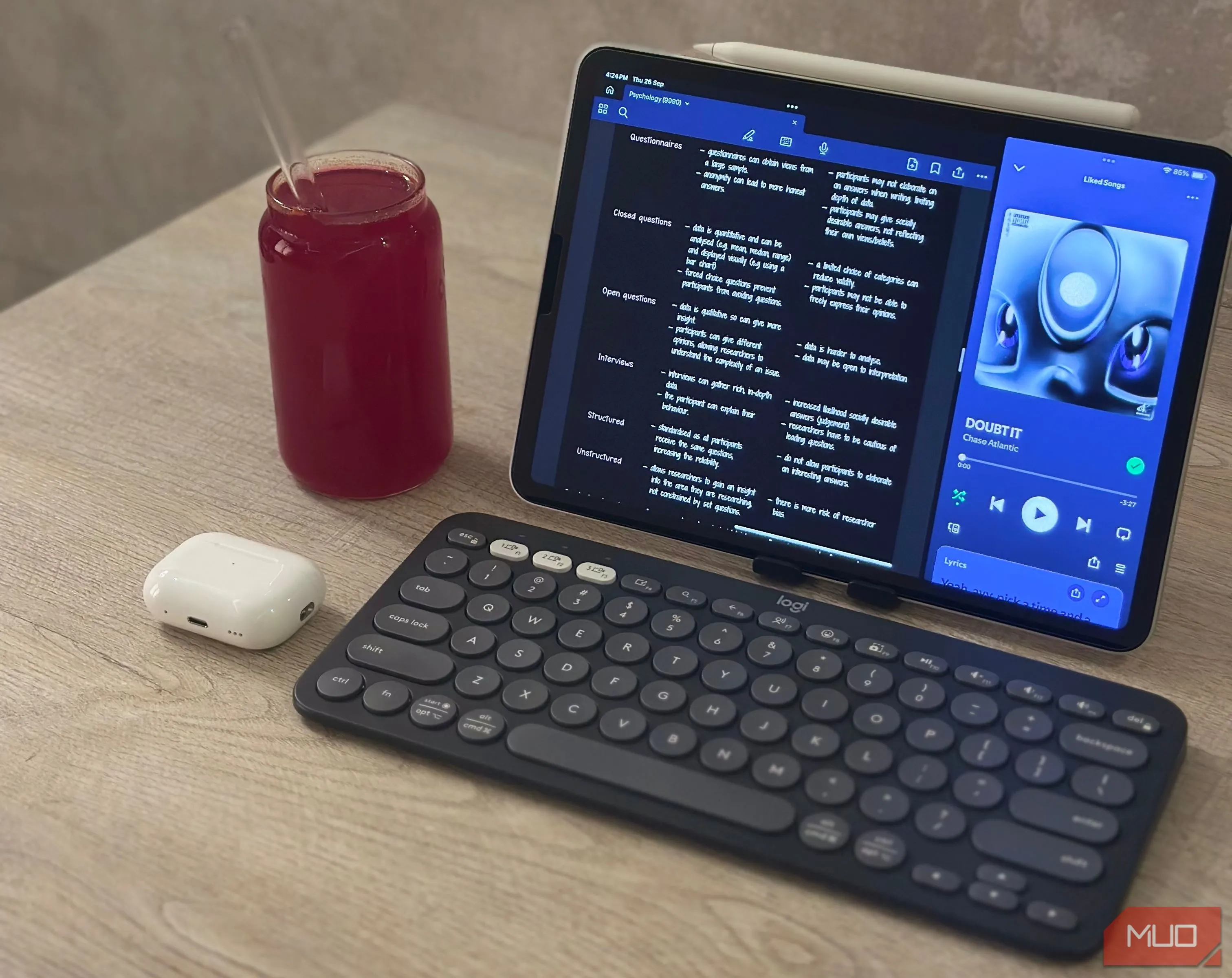 Bộ setup làm việc với iPad Air M1, bàn phím Logitech Pebble Keys 2 K380s và chuột ESR MagMouse.