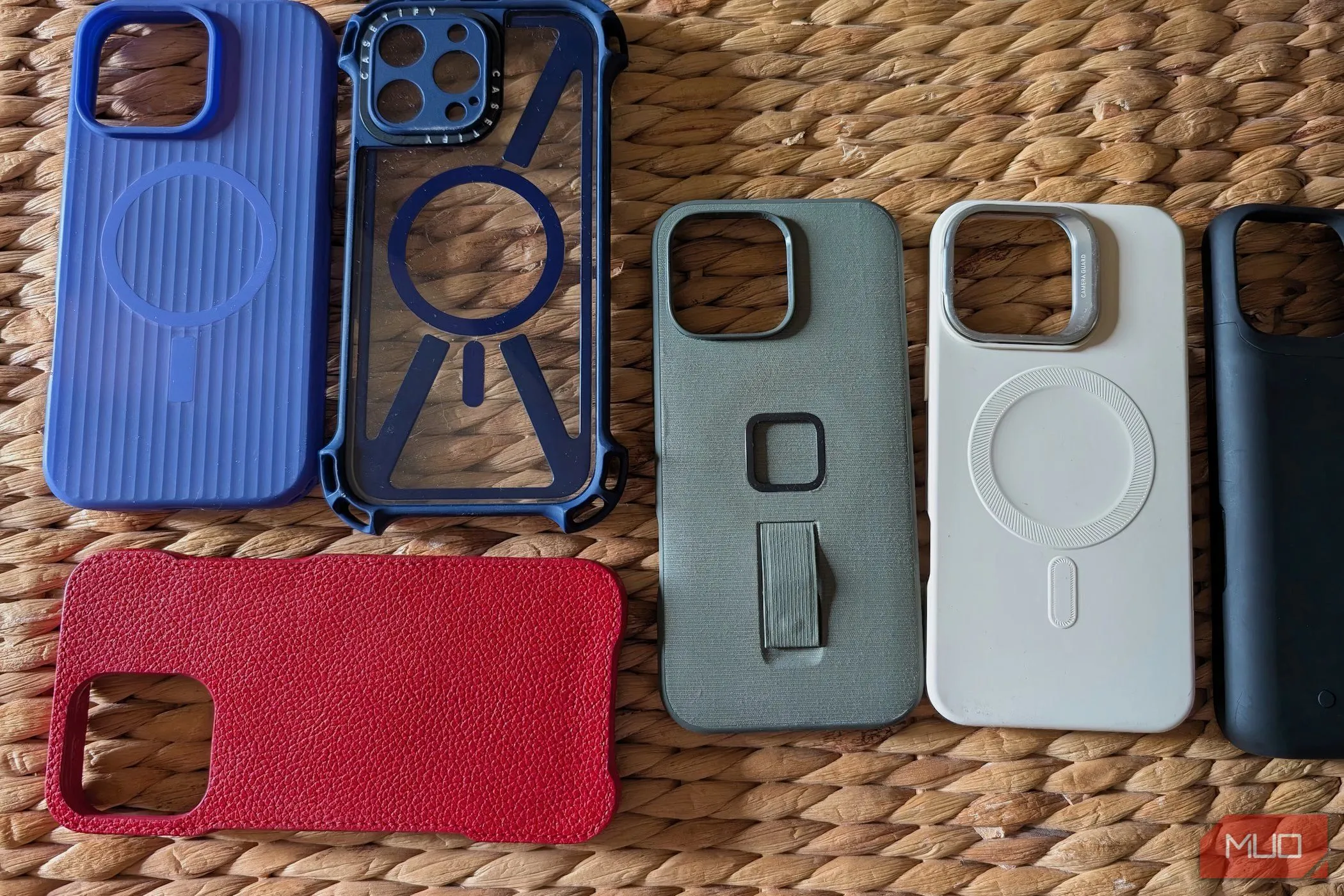 Bộ sưu tập ốp lưng iPhone nhiều màu sắc, gợi ý việc luân phiên sử dụng để bảo quản ốp trong suốt.