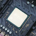 Bộ xử lý AMD Ryzen tám nhân được gắn trên socket của bo mạch chủ