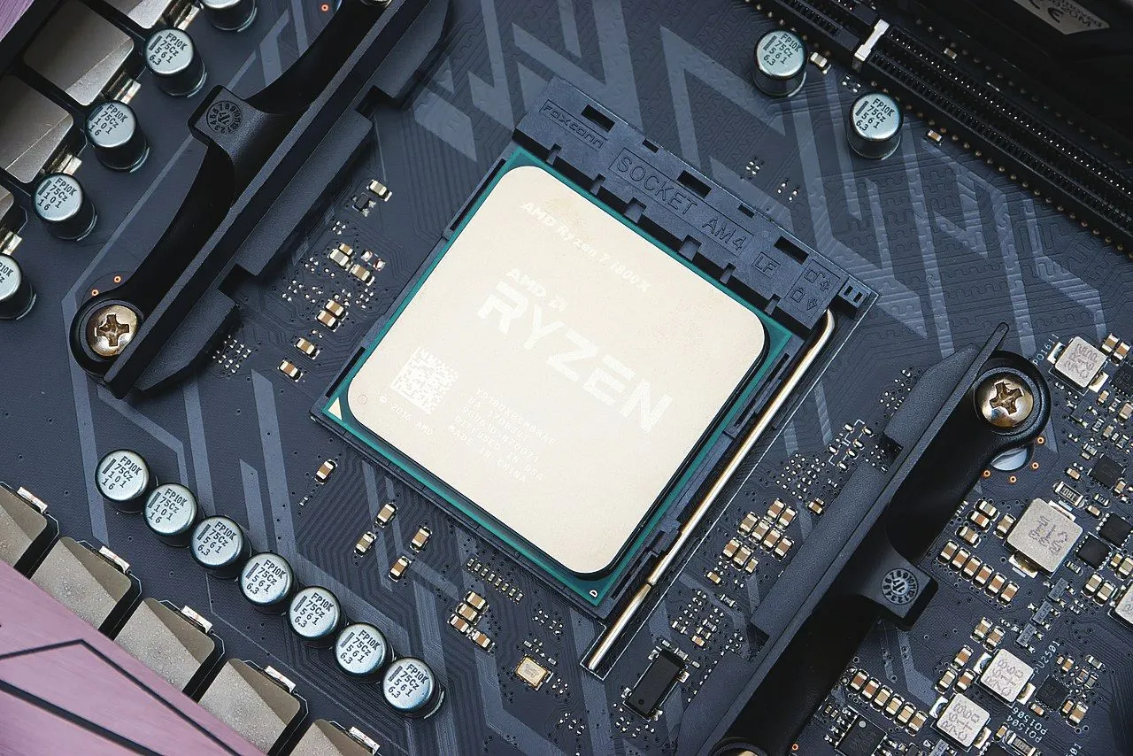 Bộ xử lý AMD Ryzen tám nhân được gắn trên socket của bo mạch chủ