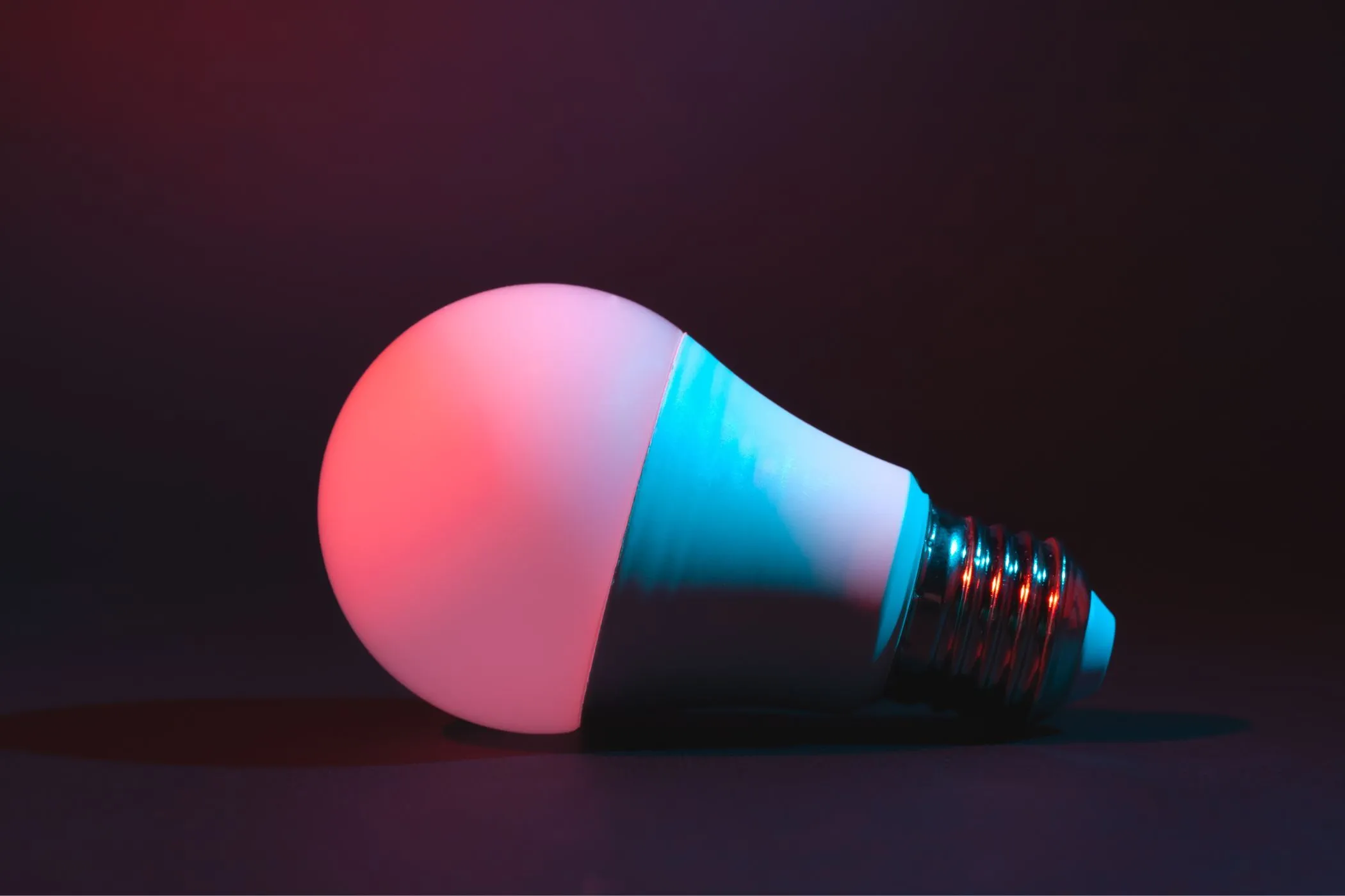 Bóng đèn LED thông minh, biểu tượng của thiết bị IoT kết nối mạng gia đình và tiềm ẩn rủi ro bảo mật