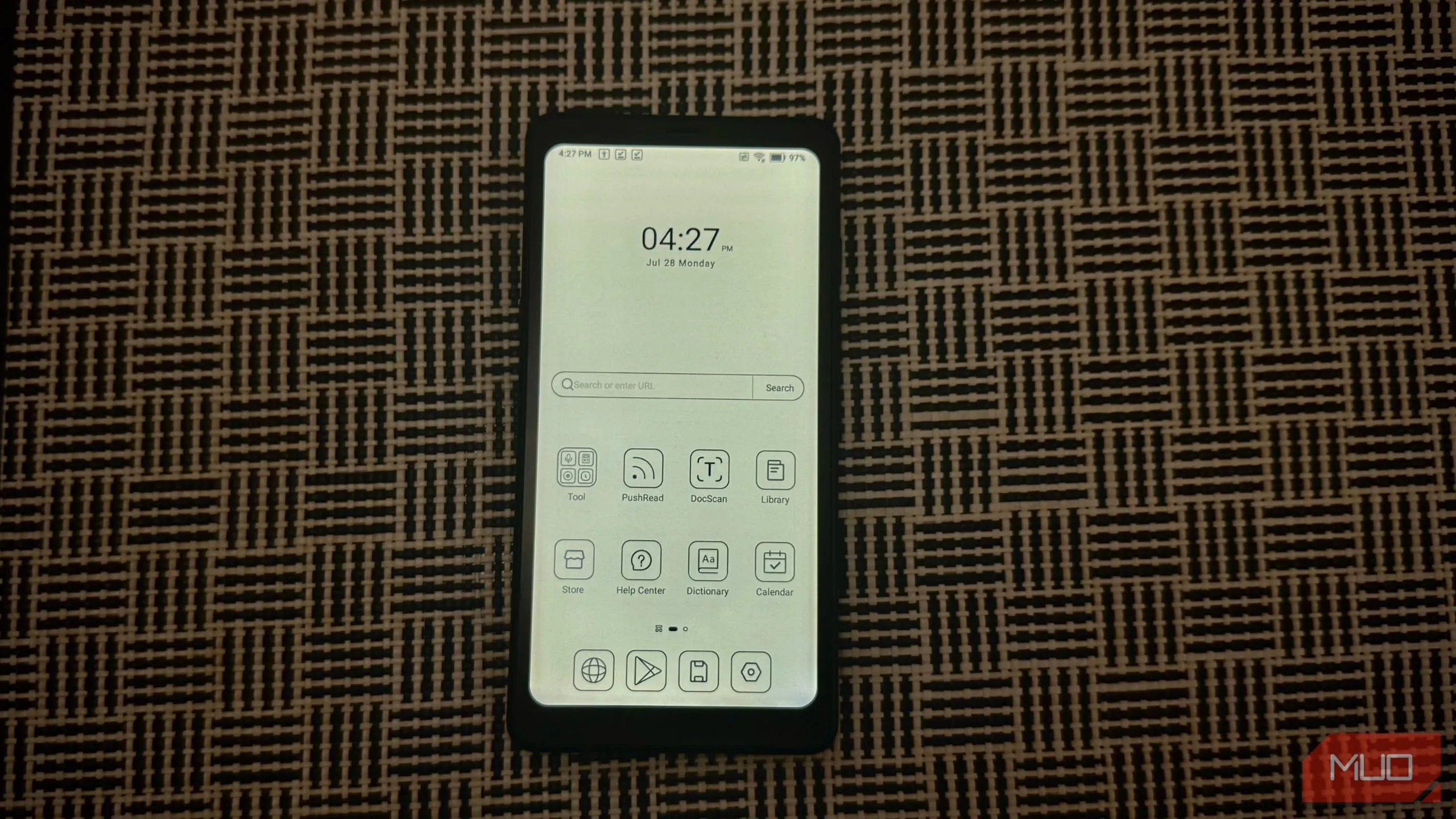 Boox Palma 2 nằm trên mặt bàn gỗ với màn hình chính hiển thị các biểu tượng ứng dụng, gợi ý sự tĩnh lặng và không bị phân tâm.