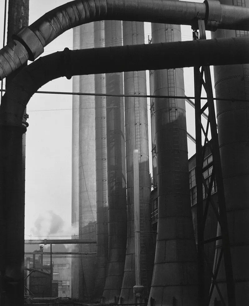 Bức ảnh công nghiệp 'Armco Steel' của Edward Weston, tập trung vào hình khối và kết cấu trừu tượng.