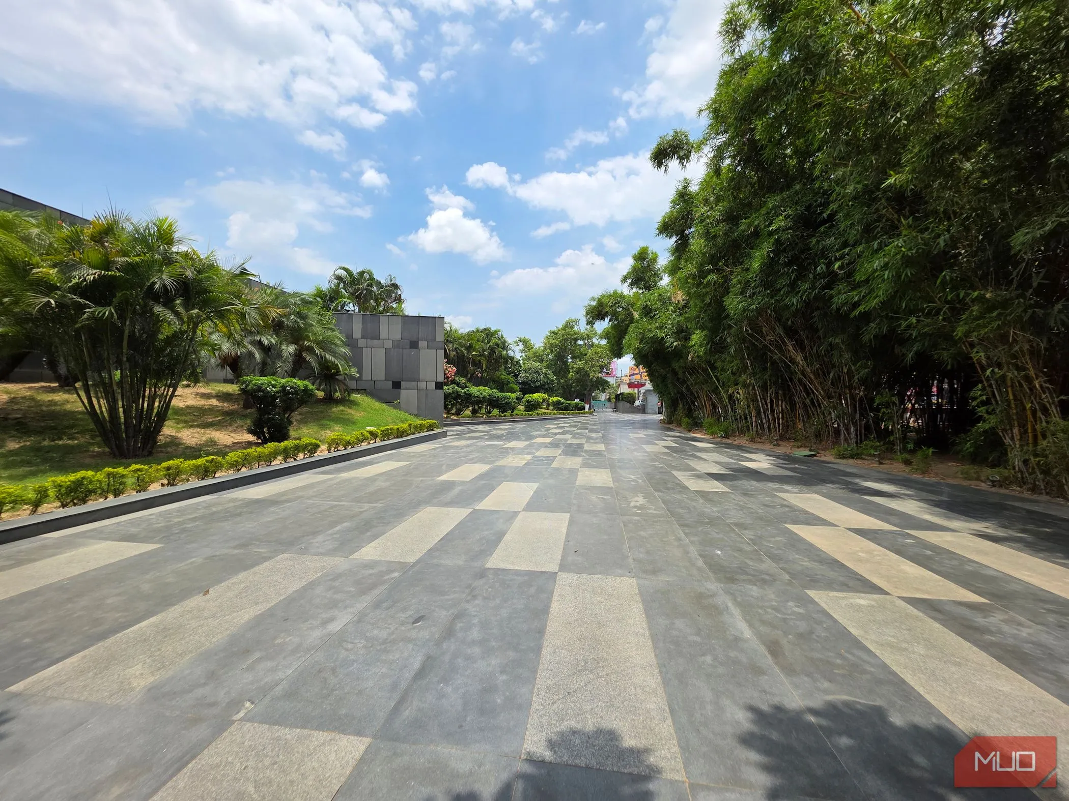 Bức ảnh công viên chụp bằng điện thoại sử dụng ống kính góc rộng, minh họa hiện tượng méo ảnh ở các cạnh.