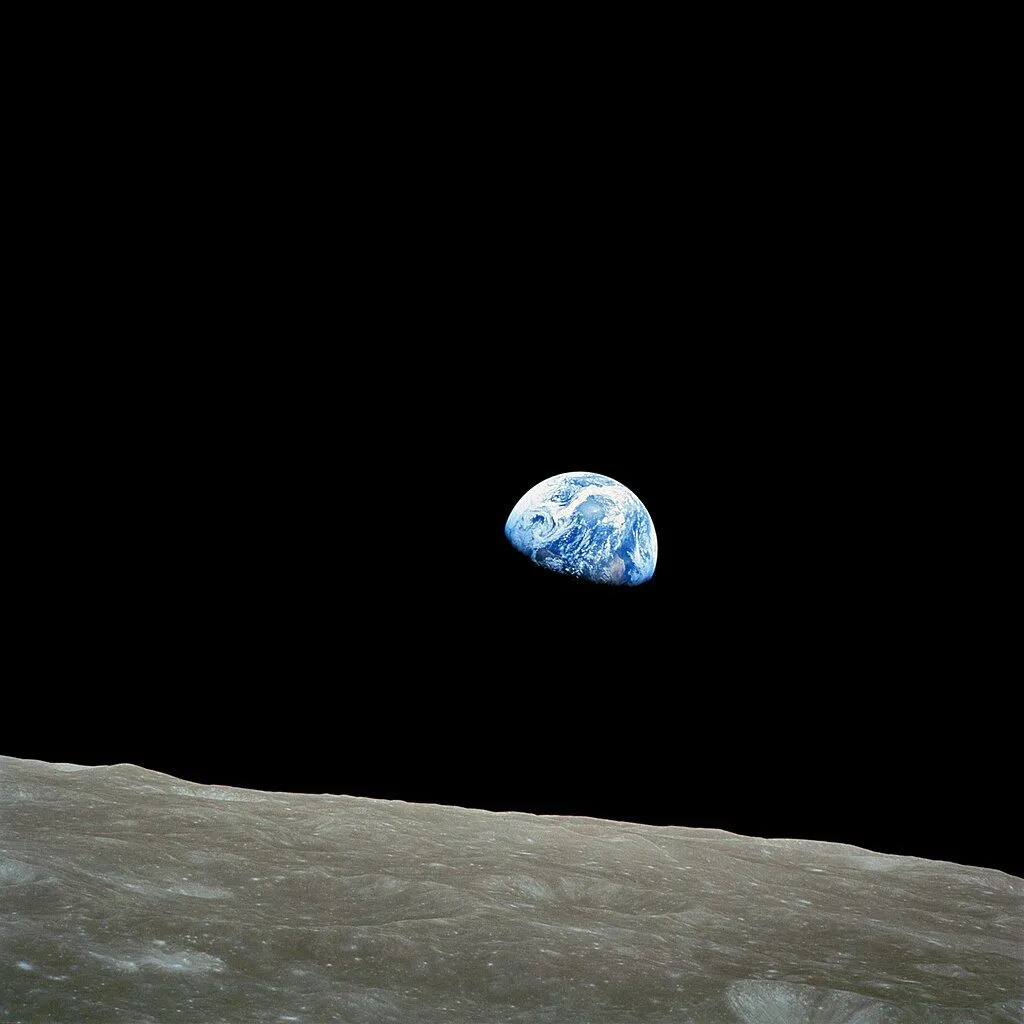 Bức ảnh 'Earthrise' mang tính biểu tượng, chụp Trái Đất từ quỹ đạo Mặt Trăng bởi phi hành đoàn Apollo 8.