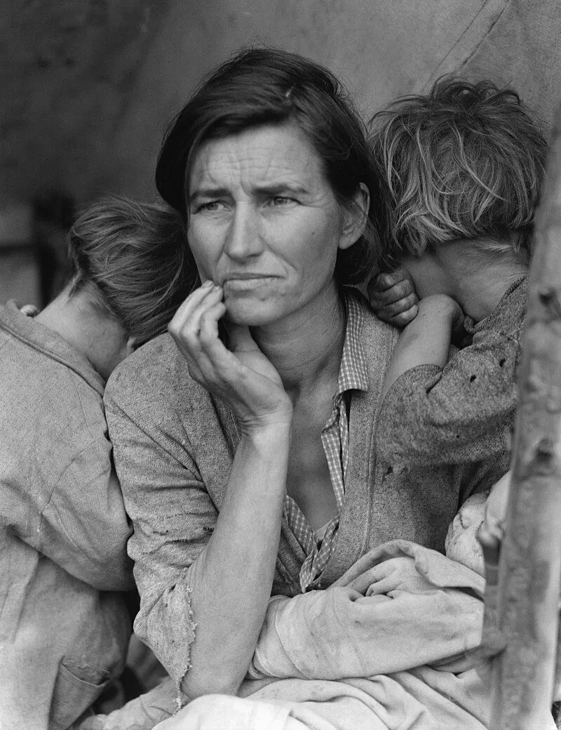 Bức ảnh gốc "Người Mẹ Di Cư" của Dorothea Lange, khắc họa một người mẹ và các con trong cuộc Đại Khủng hoảng