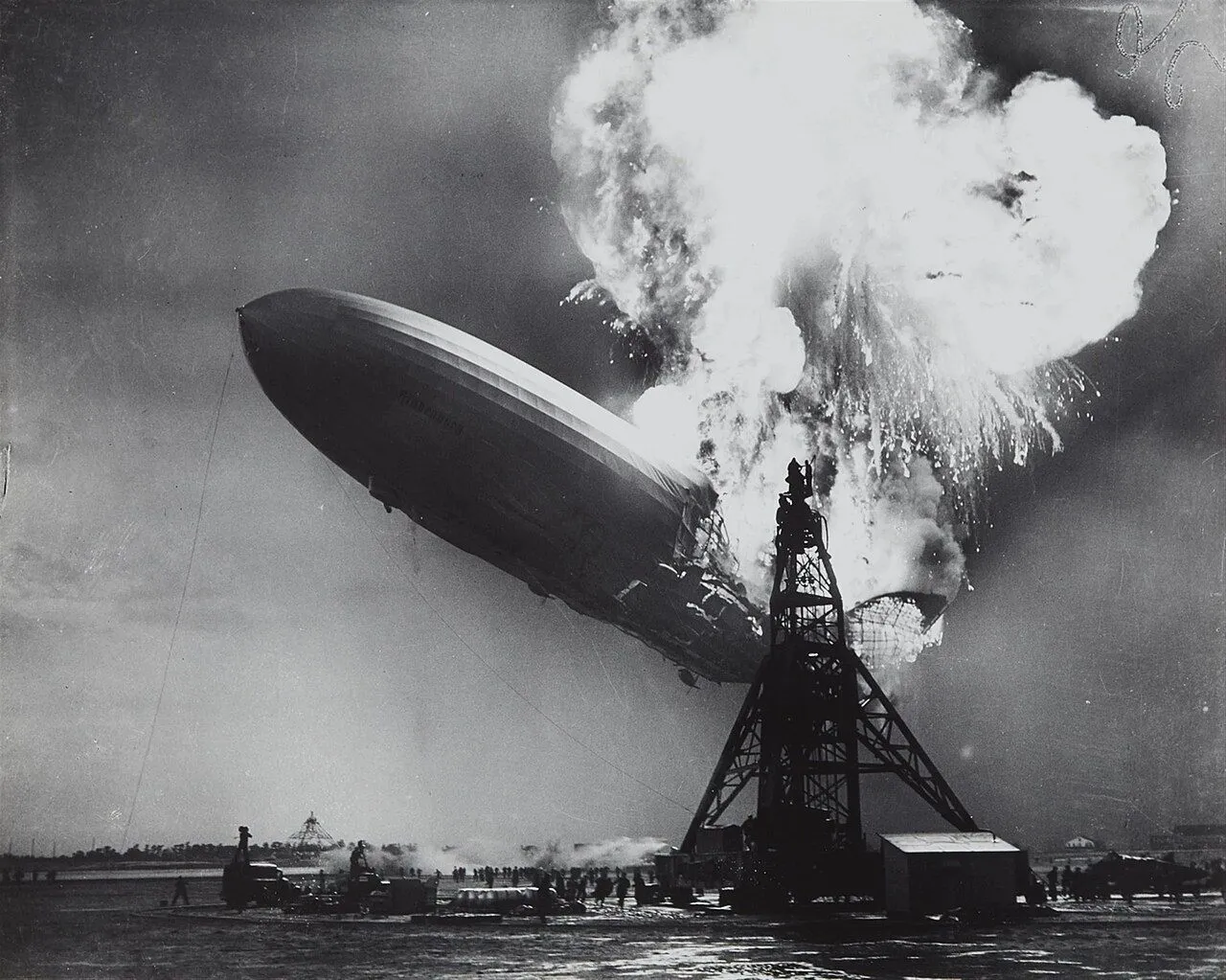 Bức ảnh kinh điển ghi lại khoảnh khắc thảm họa khinh khí cầu Hindenburg bốc cháy