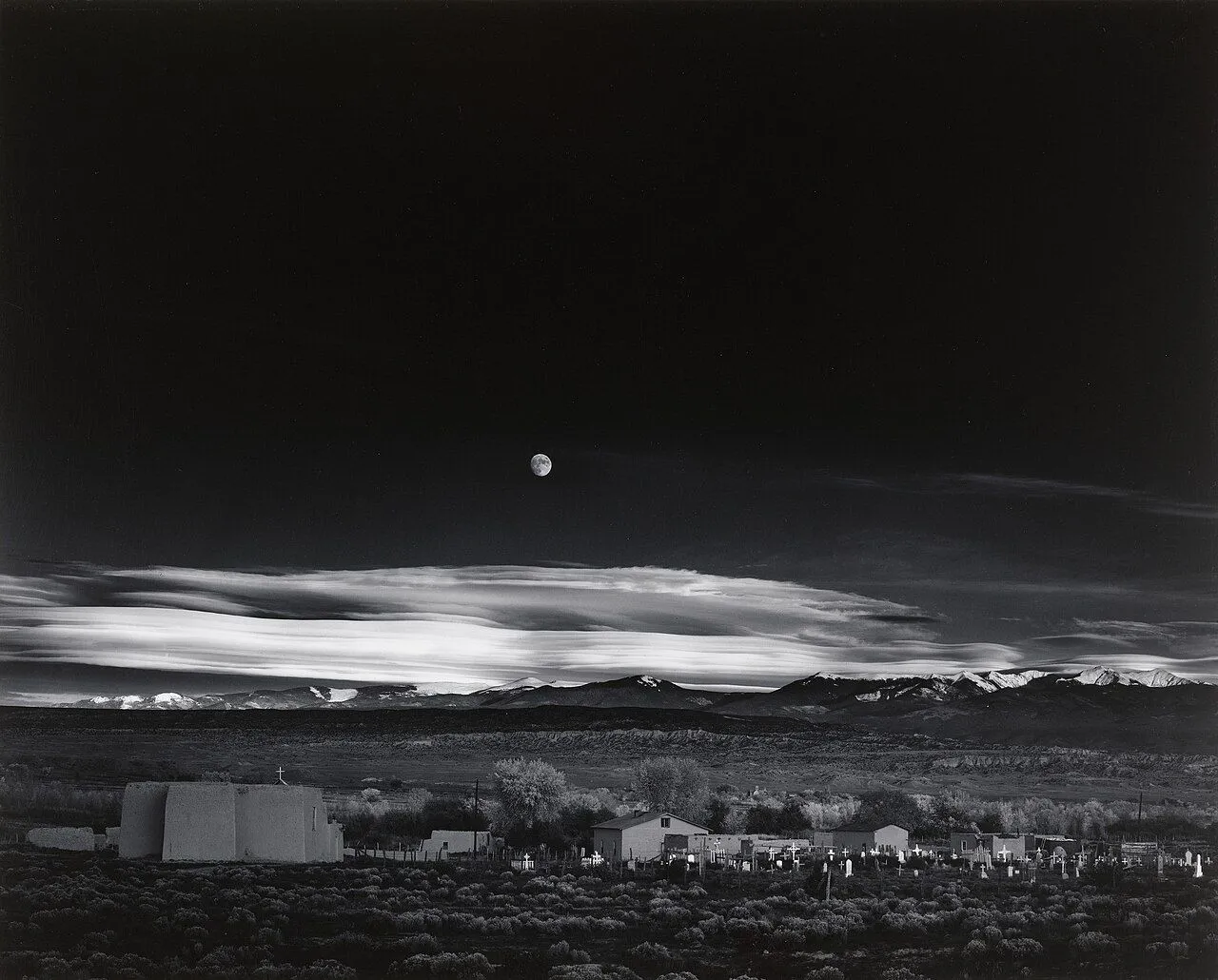 Bức ảnh phong cảnh &quot;Mặt Trăng Mọc, Hernandez, New Mexico&quot; của Ansel Adams với ánh sáng và tương phản đặc trưng