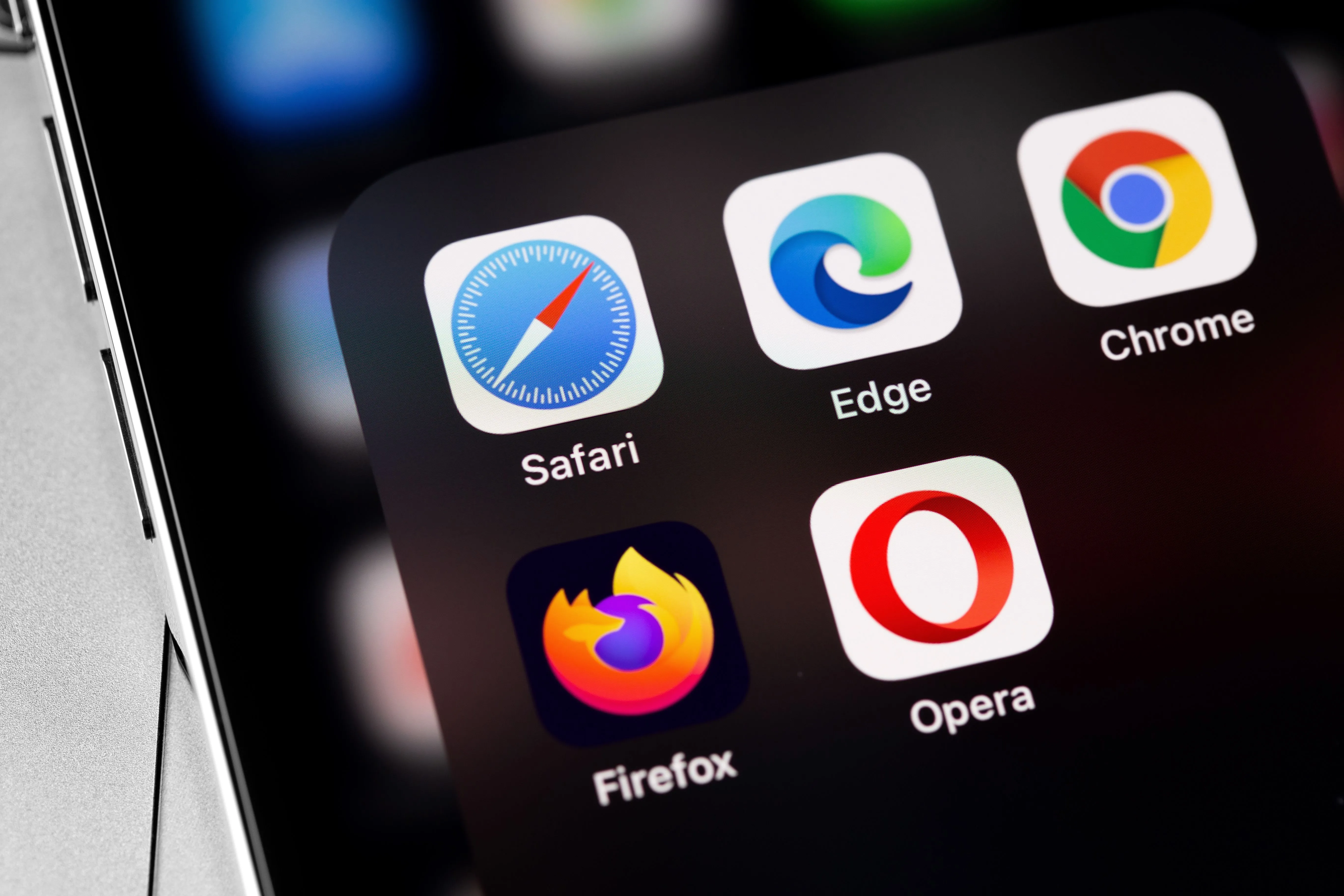 Các biểu tượng trình duyệt web phổ biến như Safari, Chrome, Edge và Firefox trên màn hình điện thoại iPhone, thể hiện sự đa dạng lựa chọn.