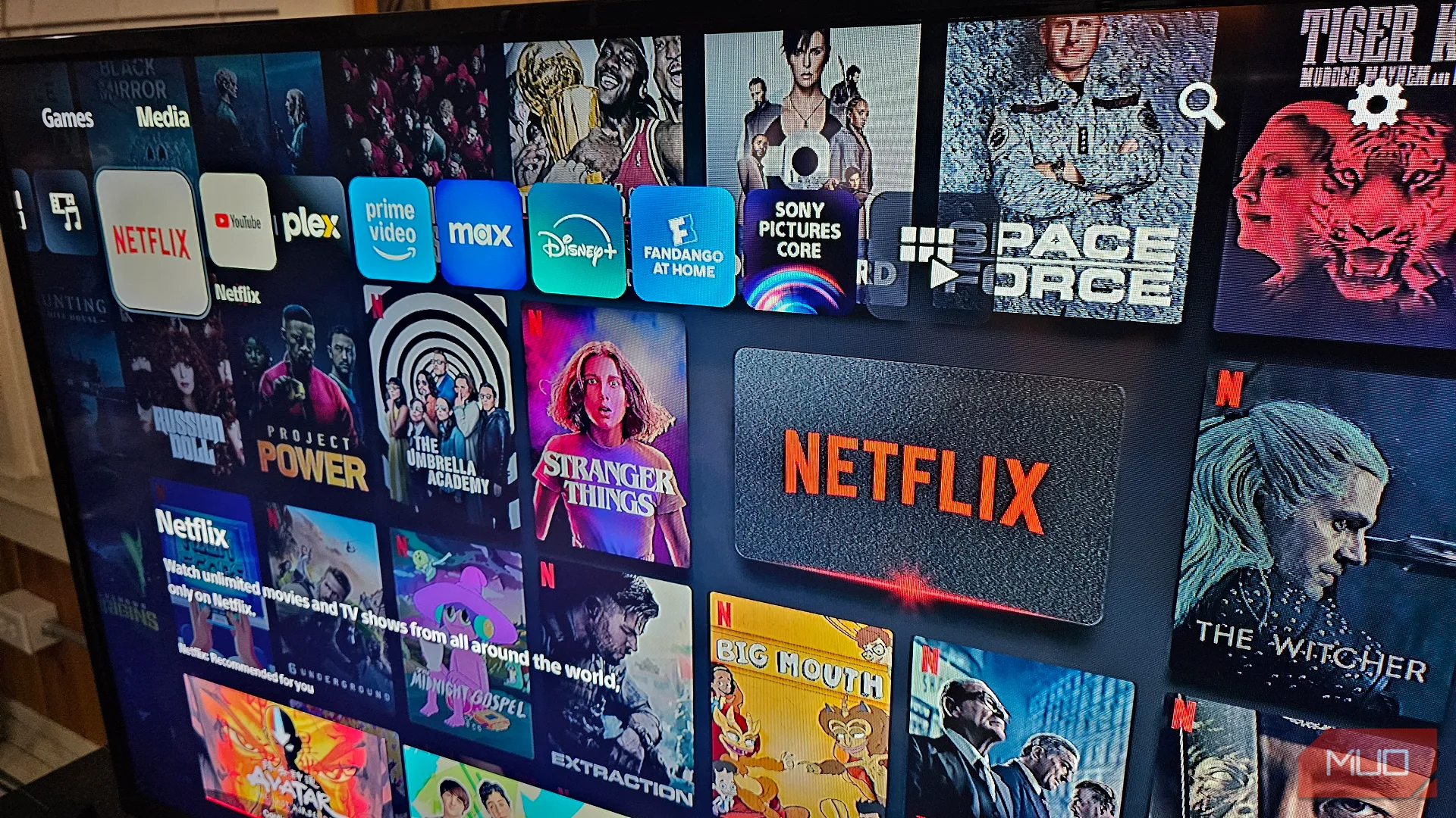 Các biểu tượng ứng dụng xem phim trực tuyến phổ biến như Netflix, YouTube, và Disney+ trên giao diện Smart TV hoặc PlayStation 5