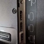 Các cổng HDMI trên Smart TV, sẵn sàng kết nối với máy tính để làm màn hình phụ.