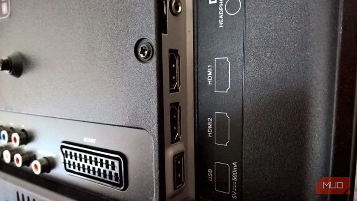 Các cổng HDMI trên Smart TV, sẵn sàng kết nối với máy tính để làm màn hình phụ.