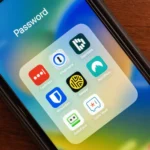Các logo ứng dụng quản lý mật khẩu như LastPass, Bitwarden, Dashlane hiển thị trên màn hình điện thoại thông minh, minh họa giải pháp lưu trữ mật khẩu an toàn