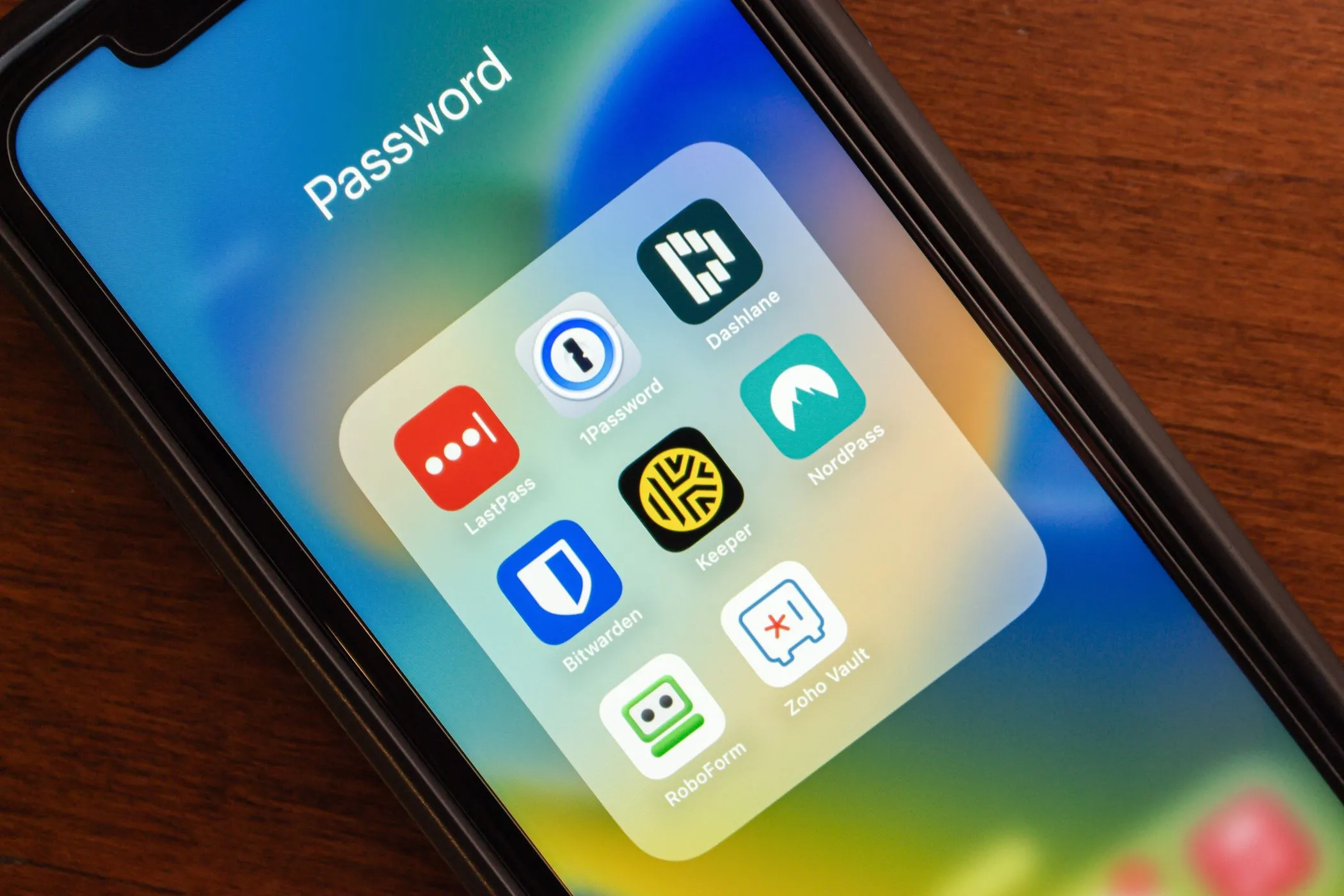 Các logo ứng dụng quản lý mật khẩu như LastPass, Bitwarden, Dashlane hiển thị trên màn hình điện thoại thông minh, minh họa giải pháp lưu trữ mật khẩu an toàn