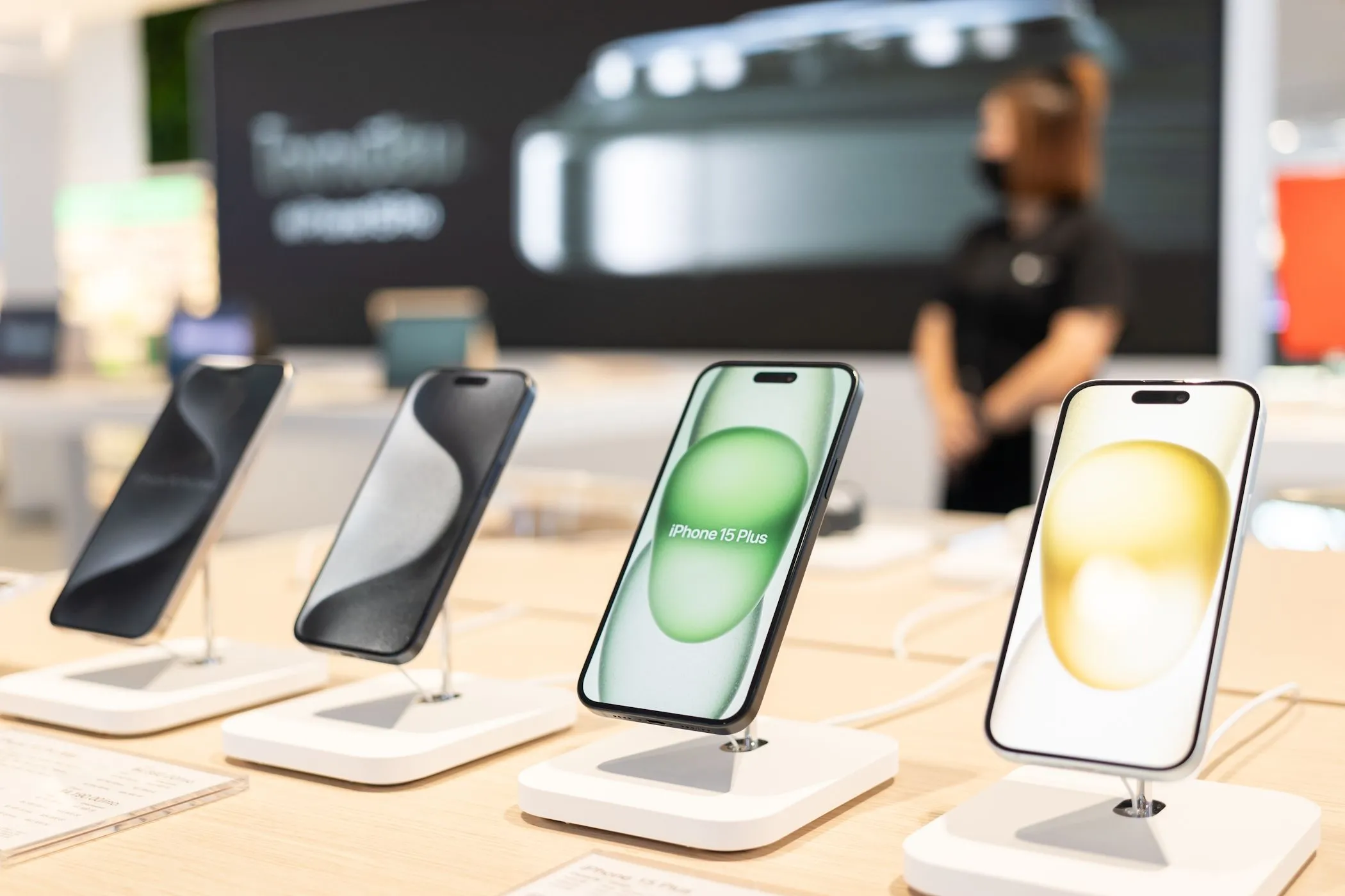 Các mẫu iPhone 15 mới đang trưng bày tại cửa hàng Apple Store, đặt ra câu hỏi về lợi ích môi trường khi nâng cấp điện thoại liên tục.