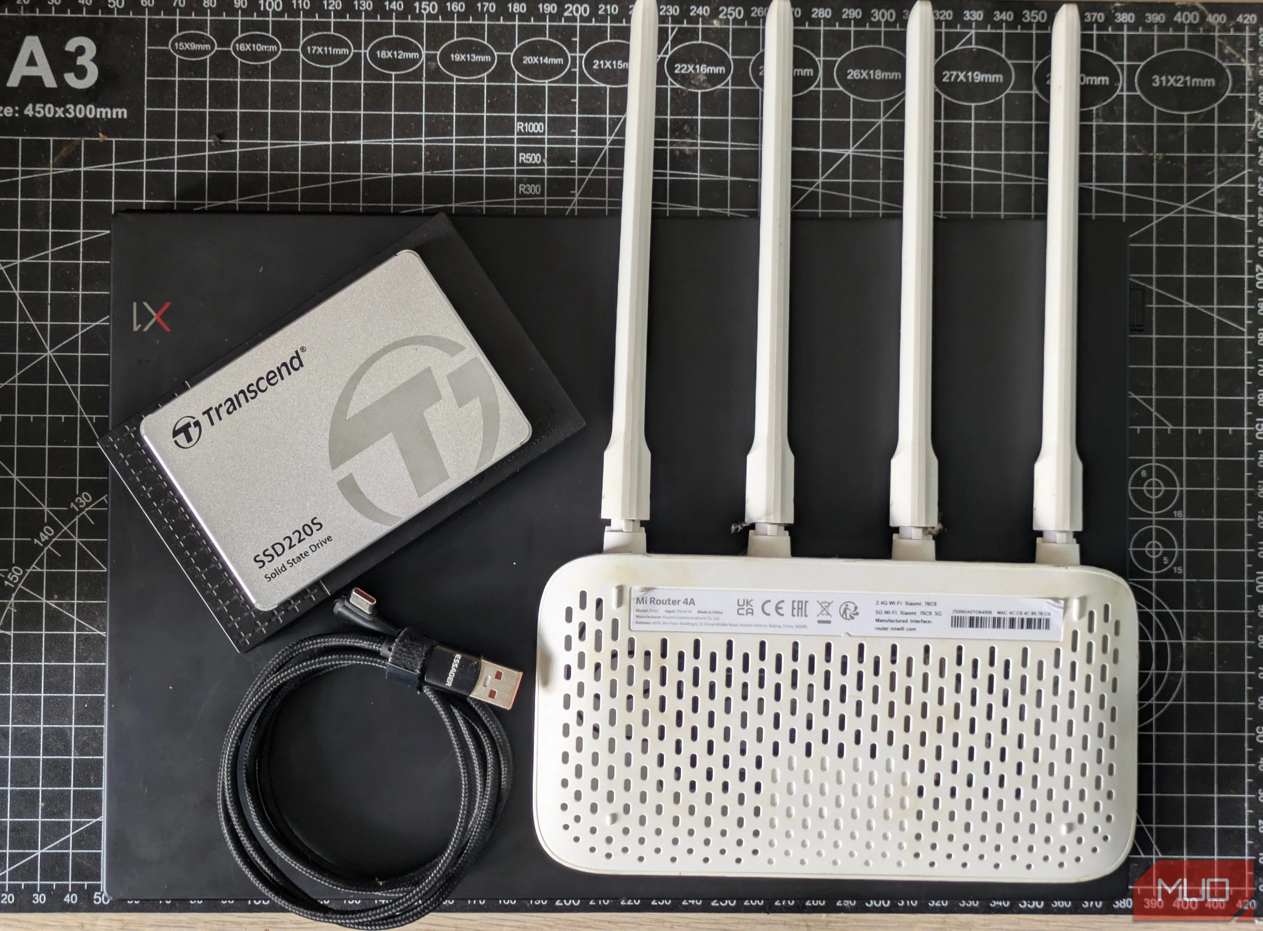 Các thành phần cần thiết để tạo hệ thống lưu trữ mạng (NAS) cơ bản bằng router WiFi và ổ cứng USB