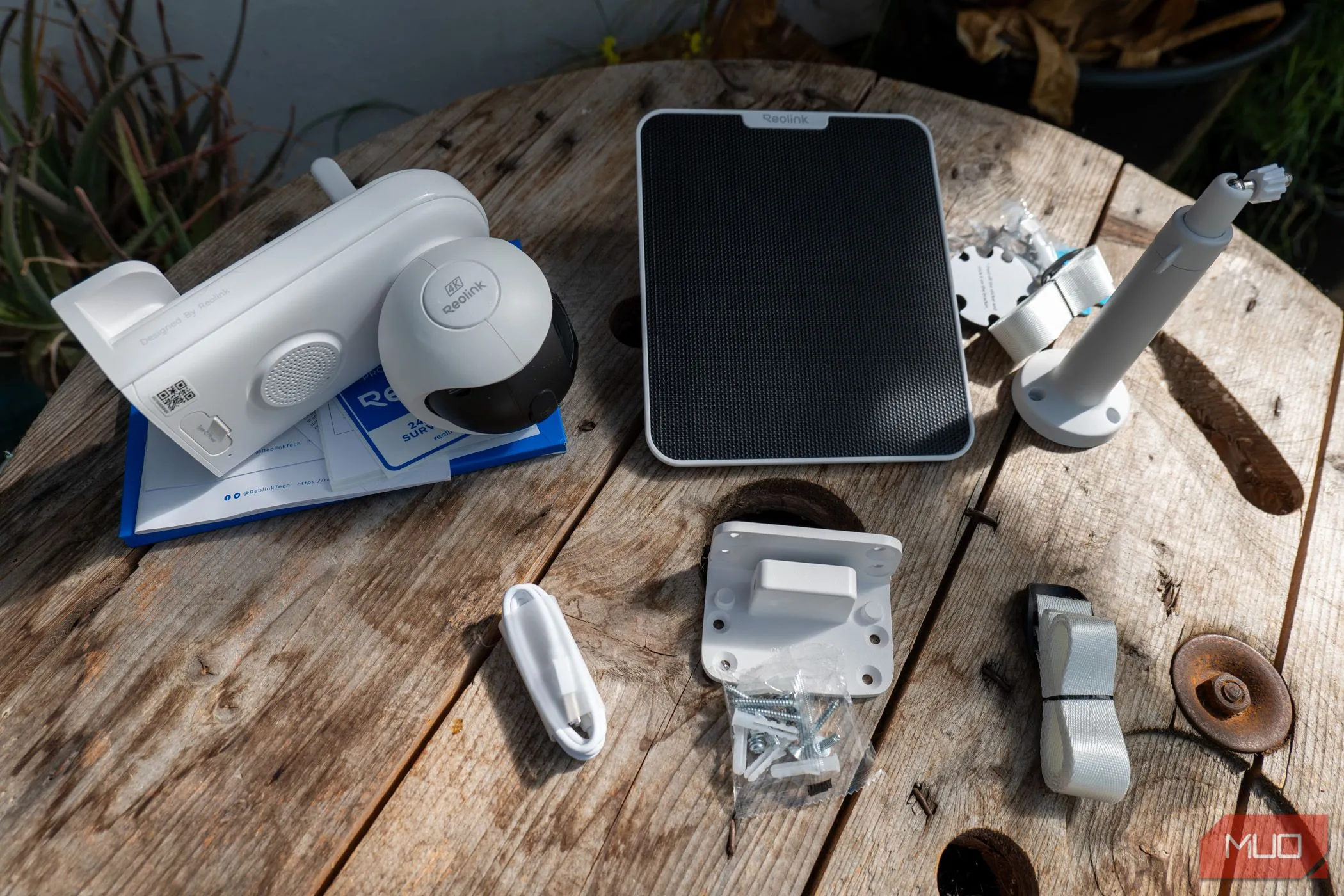 Các thành phần trong hộp của camera Reolink Altas PT Ultra, bao gồm thân máy, giá đỡ và phụ kiện lắp đặt.