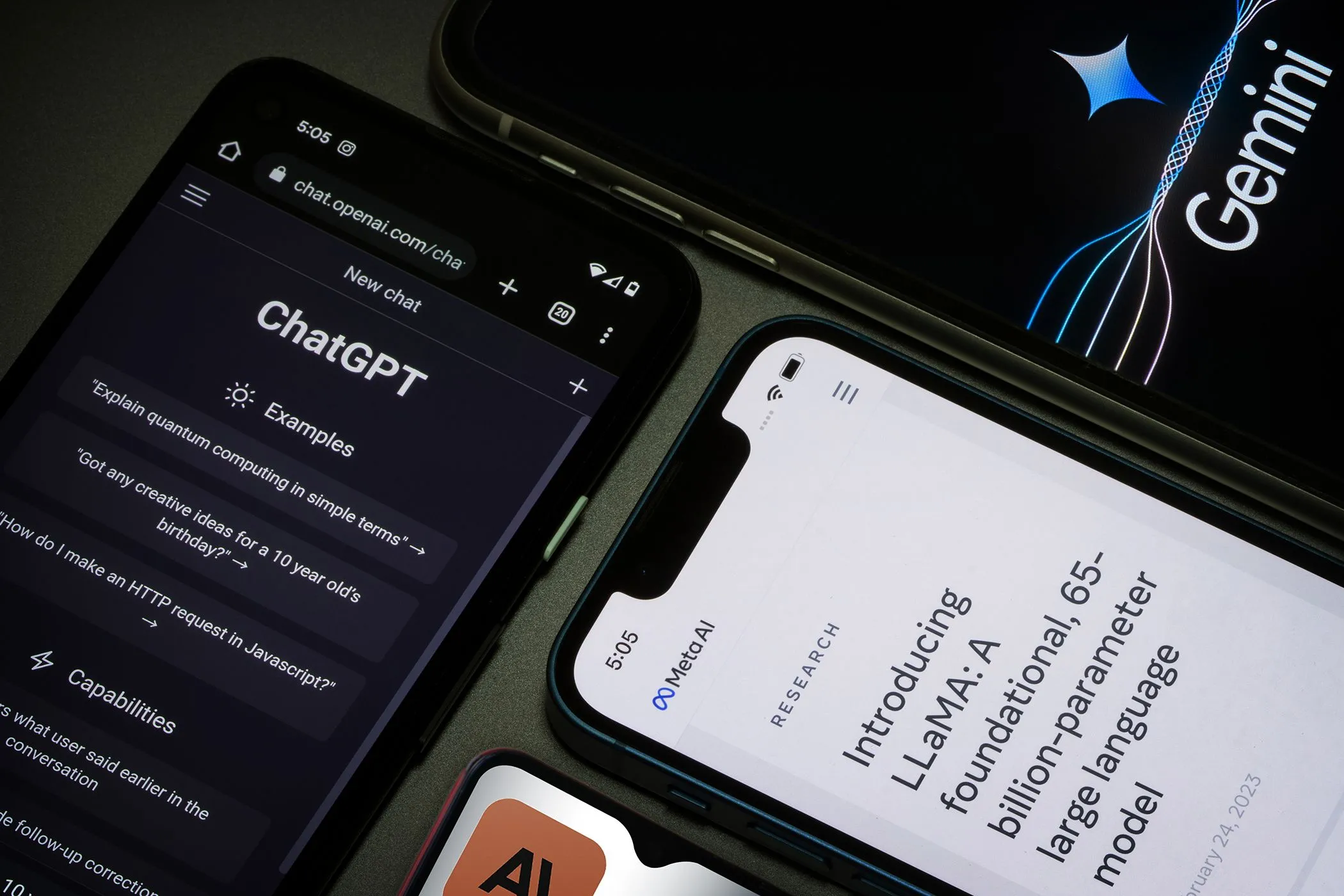 Các trợ lý AI hàng đầu như Meta AI, ChatGPT và Google Gemini hiển thị trên màn hình điện thoại thông minh