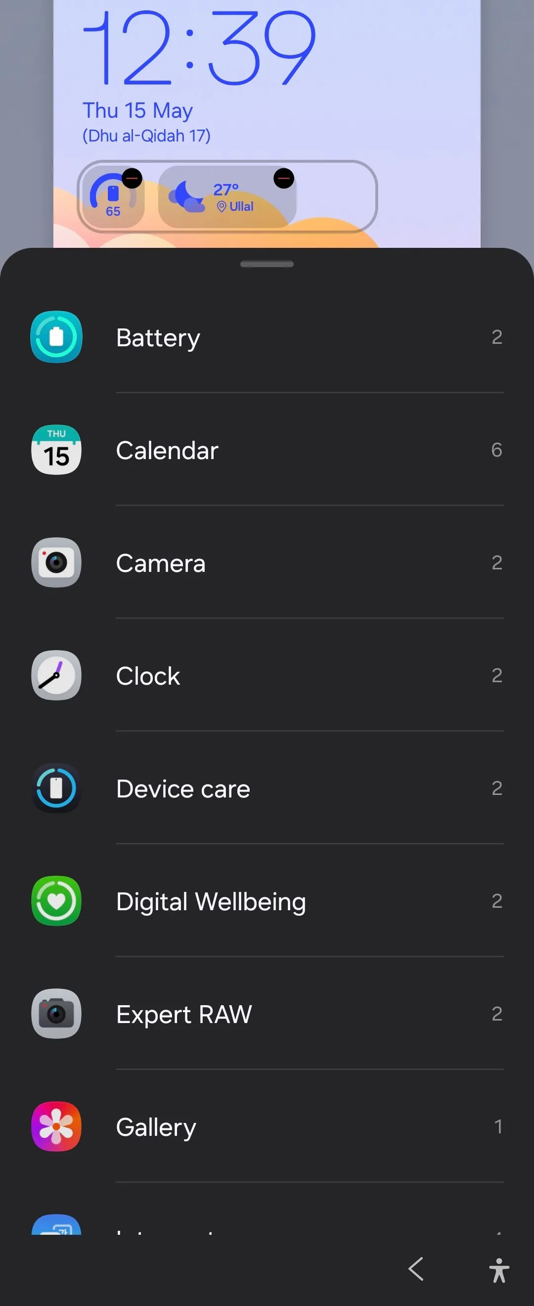 Các widget màn hình khóa mini trên Samsung Galaxy Z Flip 6 sau khi cập nhật One UI 7