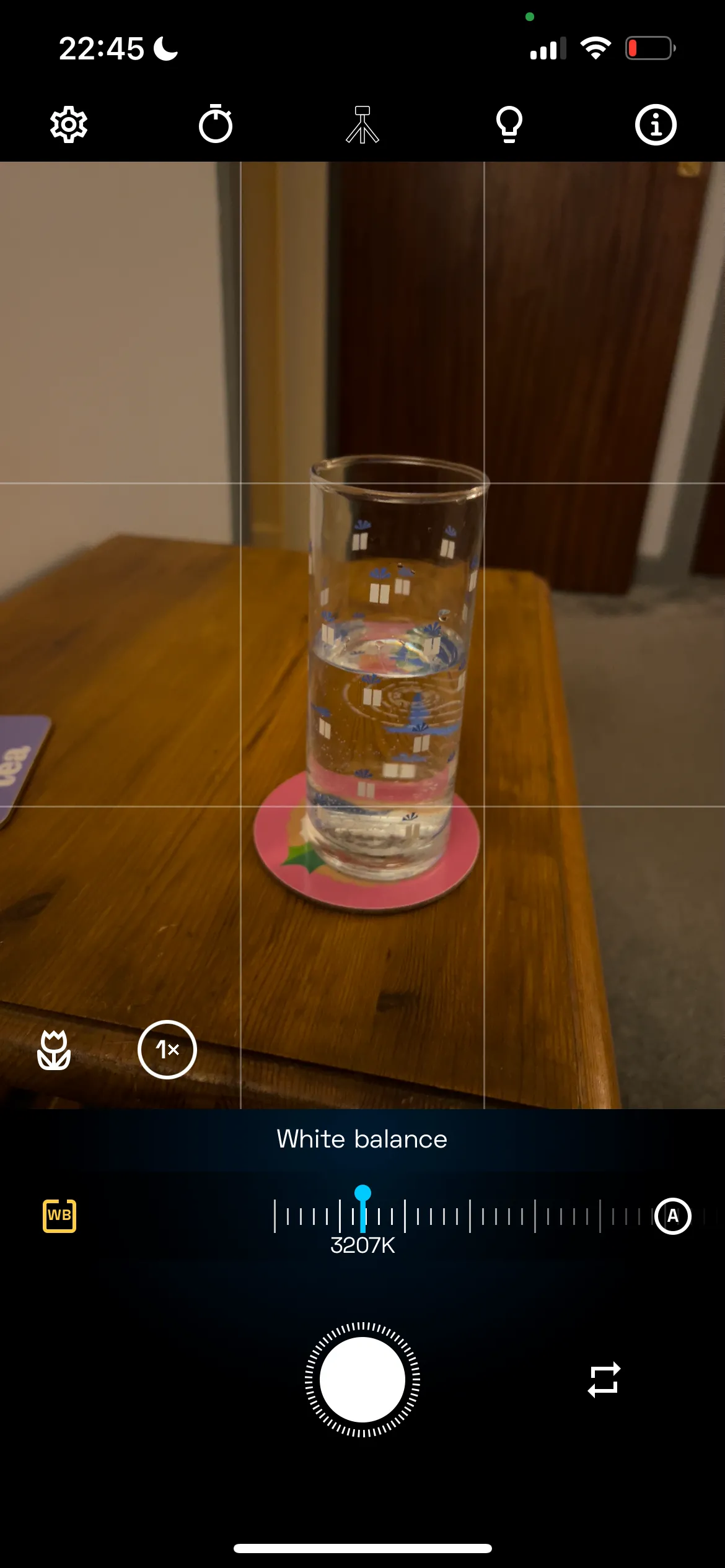 Cài đặt cân bằng trắng (White Balance) trong ứng dụng NeuralCam, giúp ảnh có màu sắc chuẩn xác hơn.