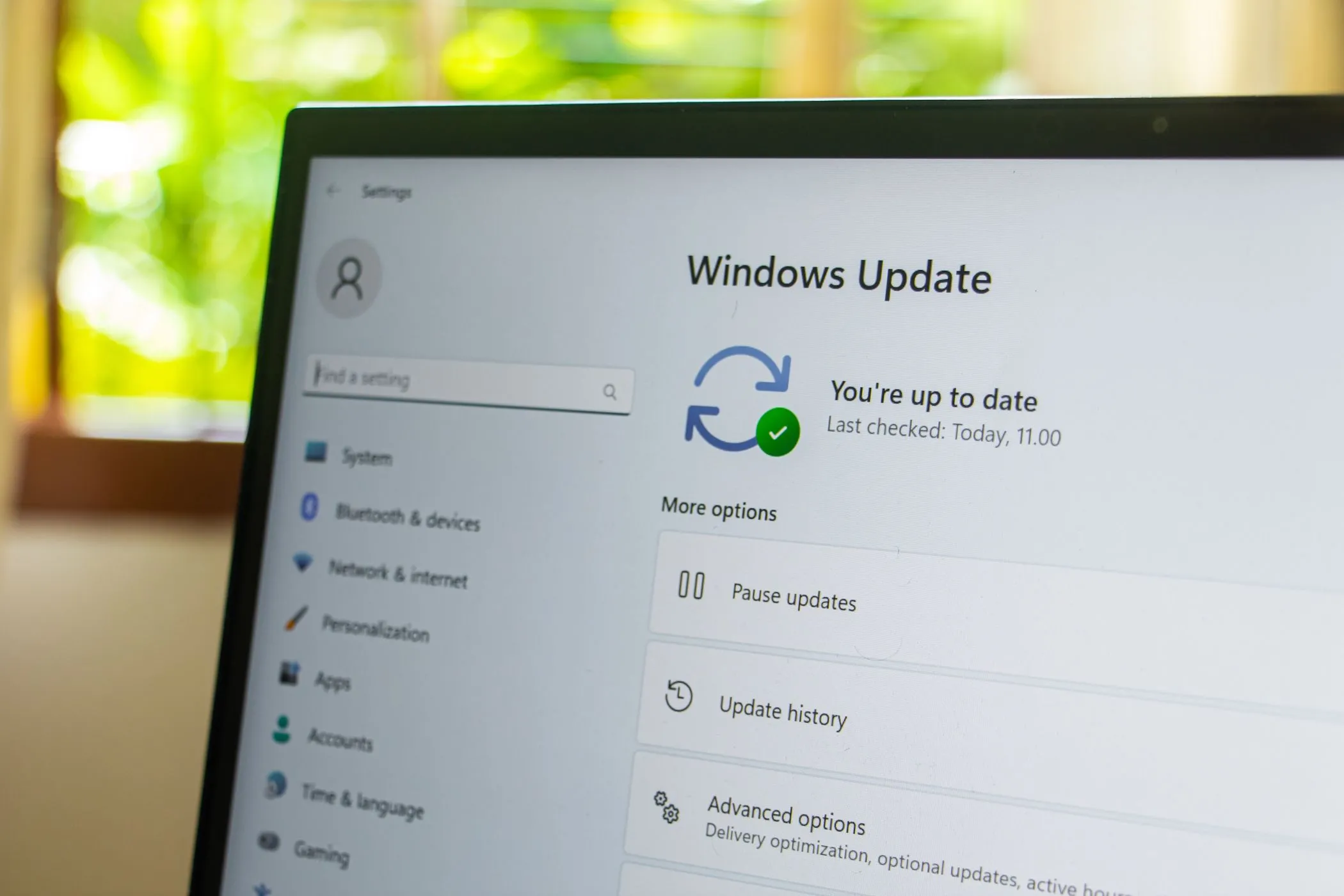 Cài đặt cập nhật Windows trên laptop, hiển thị tùy chọn quản lý update.