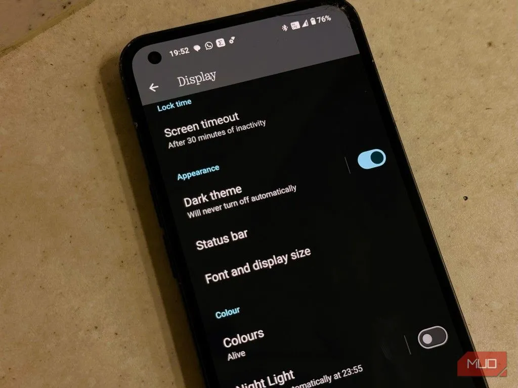Cài đặt chế độ tối (dark mode) trên điện thoại Android với giao diện nền đen, giúp tiết kiệm pin AMOLED.