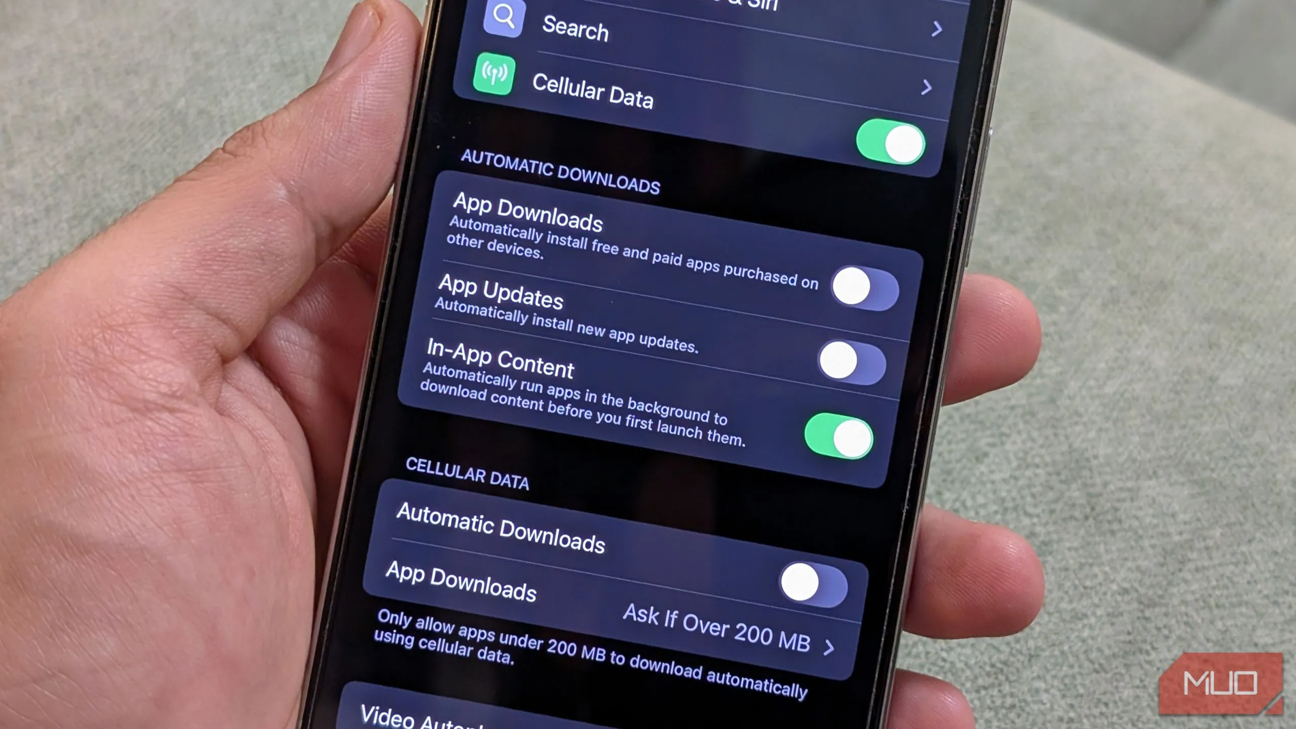 Cài đặt di động trong App Store trên iPhone để tắt tải tự động