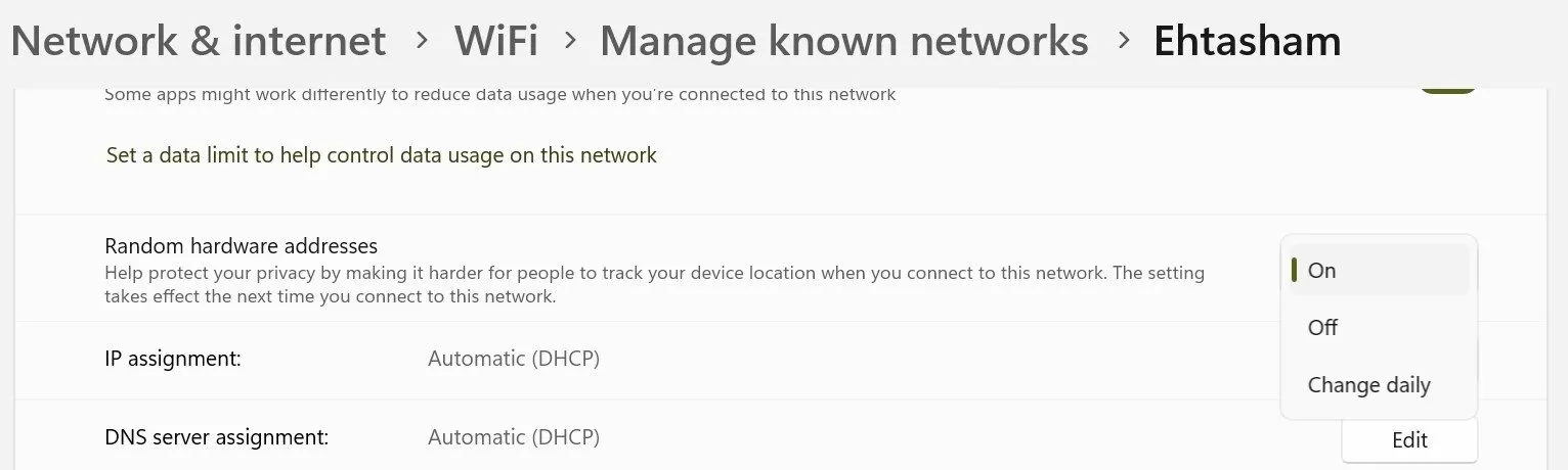 Cài đặt địa chỉ phần cứng ngẫu nhiên cho một mạng Wi-Fi cụ thể trên Windows, với công tắc bật/tắt để tăng cường quyền riêng tư.
