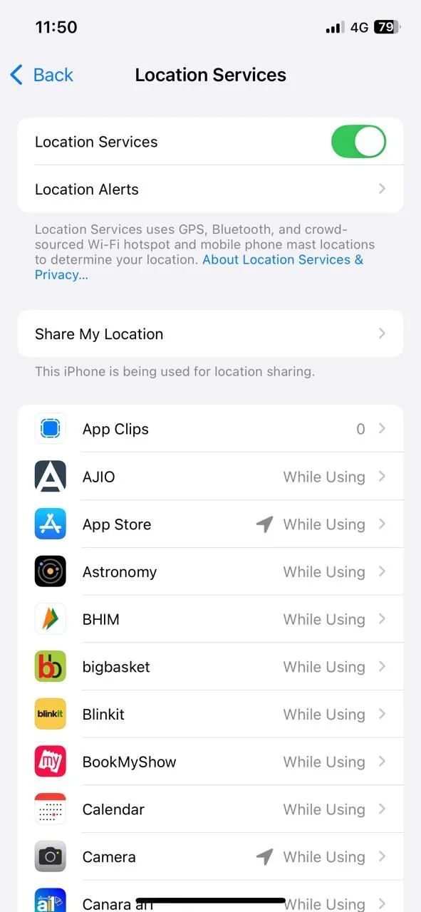 Cài đặt Dịch vụ định vị trên iPhone, nơi người dùng có thể xem và điều chỉnh quyền truy cập vị trí của từng ứng dụng.