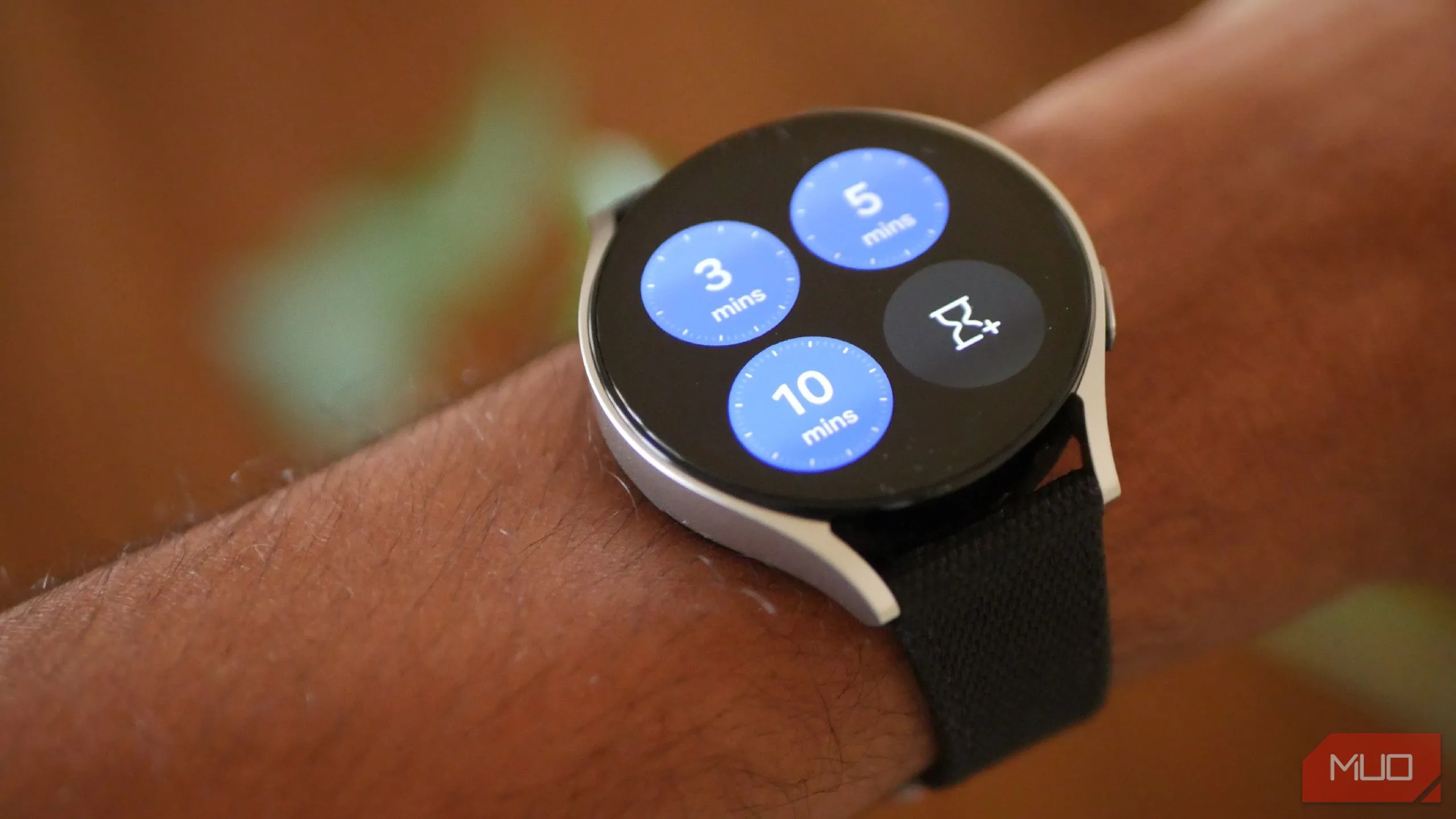 Cài đặt sẵn thời gian hẹn giờ trong ứng dụng Đồng hồ trên đồng hồ thông minh Samsung Galaxy Watch 6, minh họa cách quản lý thời gian nghỉ ngơi hiệu quả.