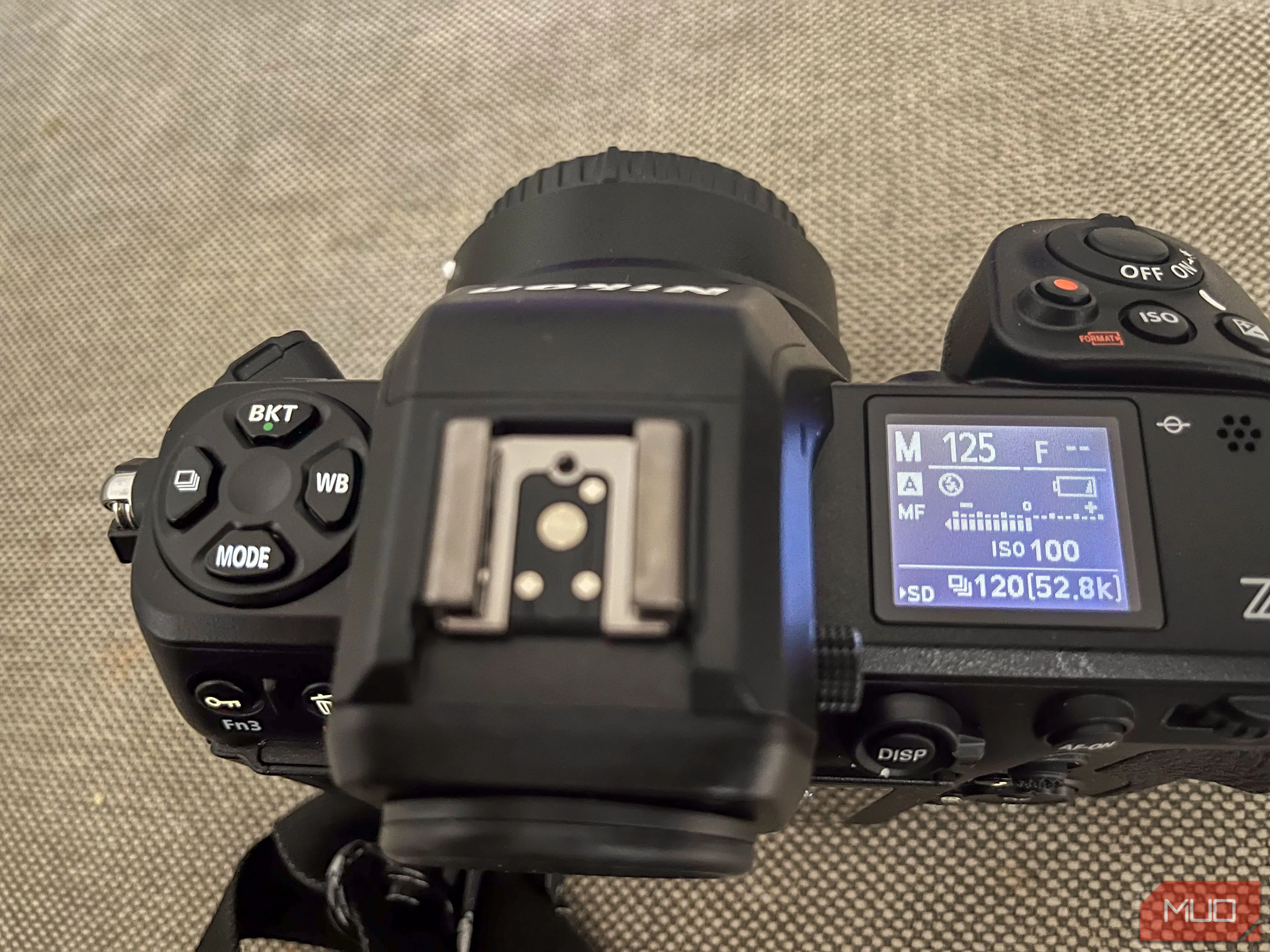Cài đặt trên màn hình máy ảnh Mirrorless hiển thị nhiều tùy chọn
