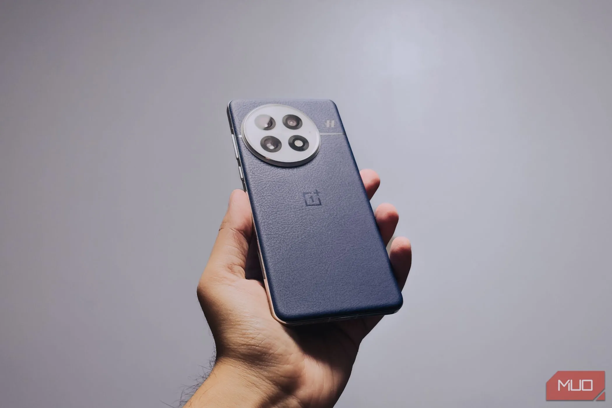 Cảm giác cầm nắm OnePlus 13 trên tay, thể hiện độ bám chắc chắn.