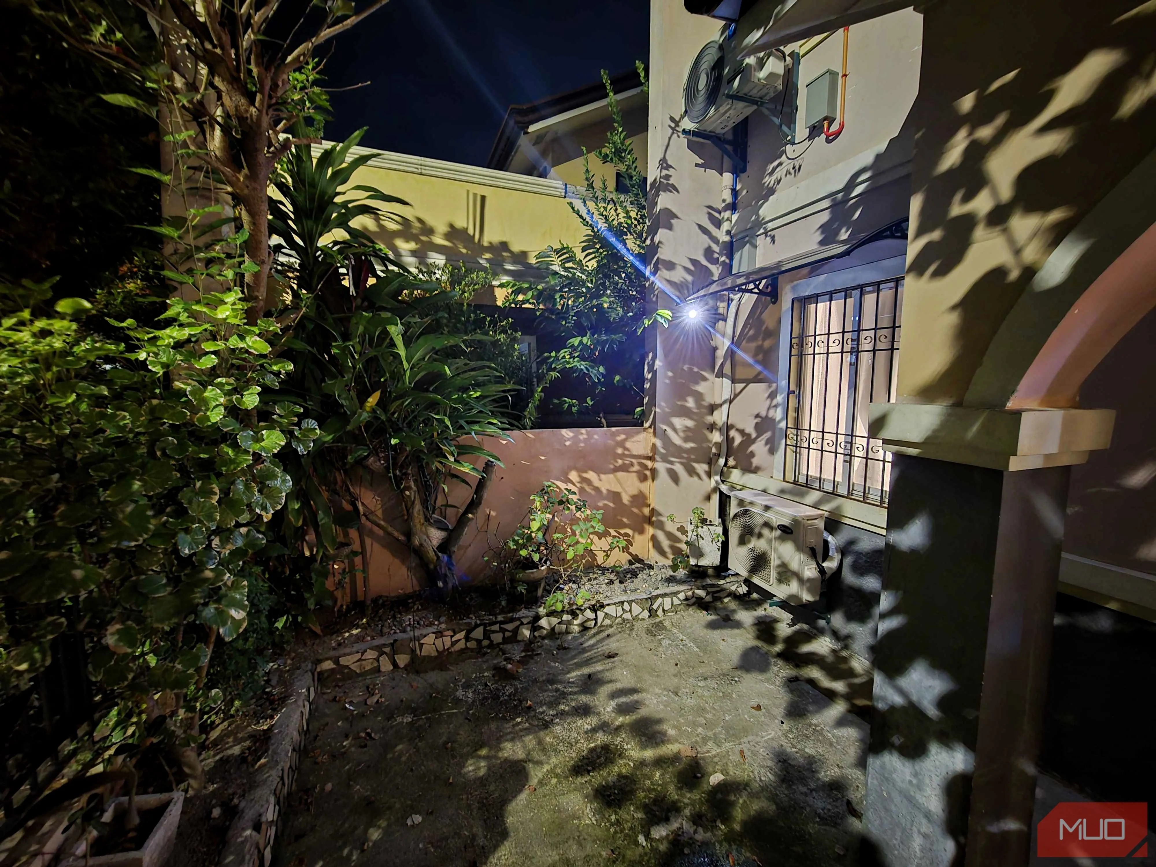 Camera Baseus S1 Pro với đèn spotlight 100 lumen được bật sáng vào ban đêm
