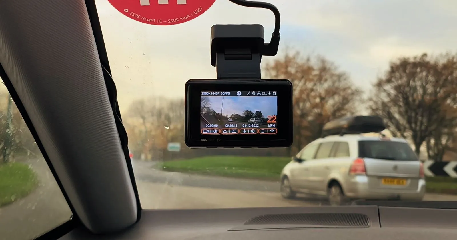 Camera hành trình Vantrue E2 gắn trong ô tô