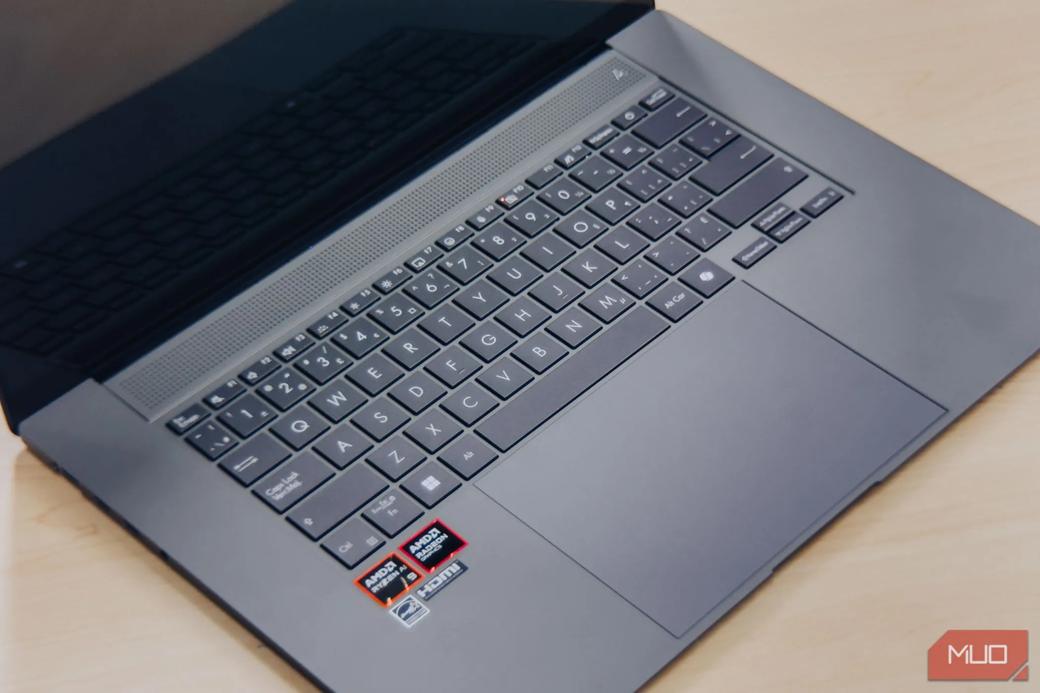 Cận cảnh bàn phím ASUS Zenbook S 16 với bố cục tiện lợi