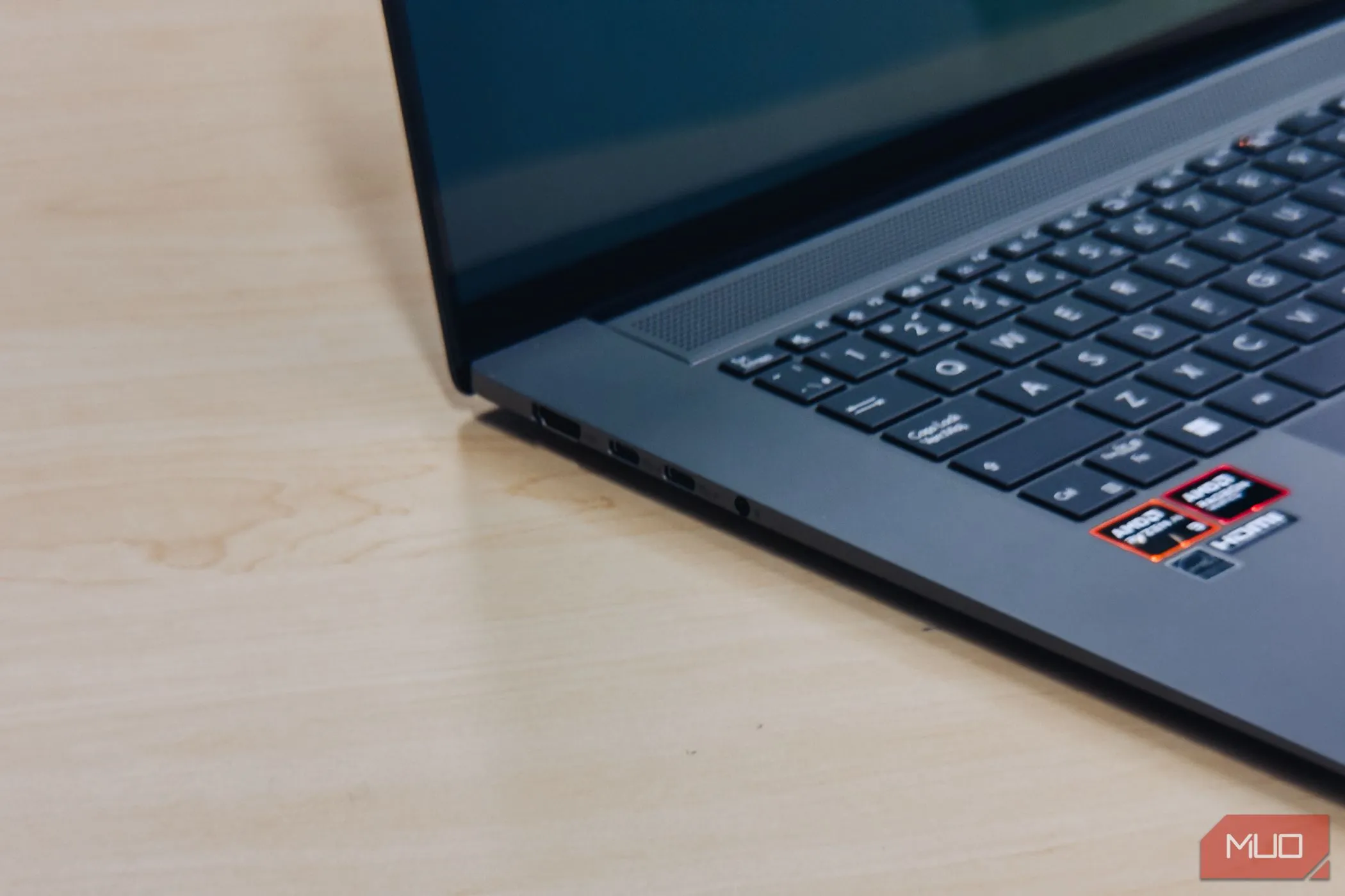 Cận cảnh các cổng kết nối của ASUS Zenbook S 16