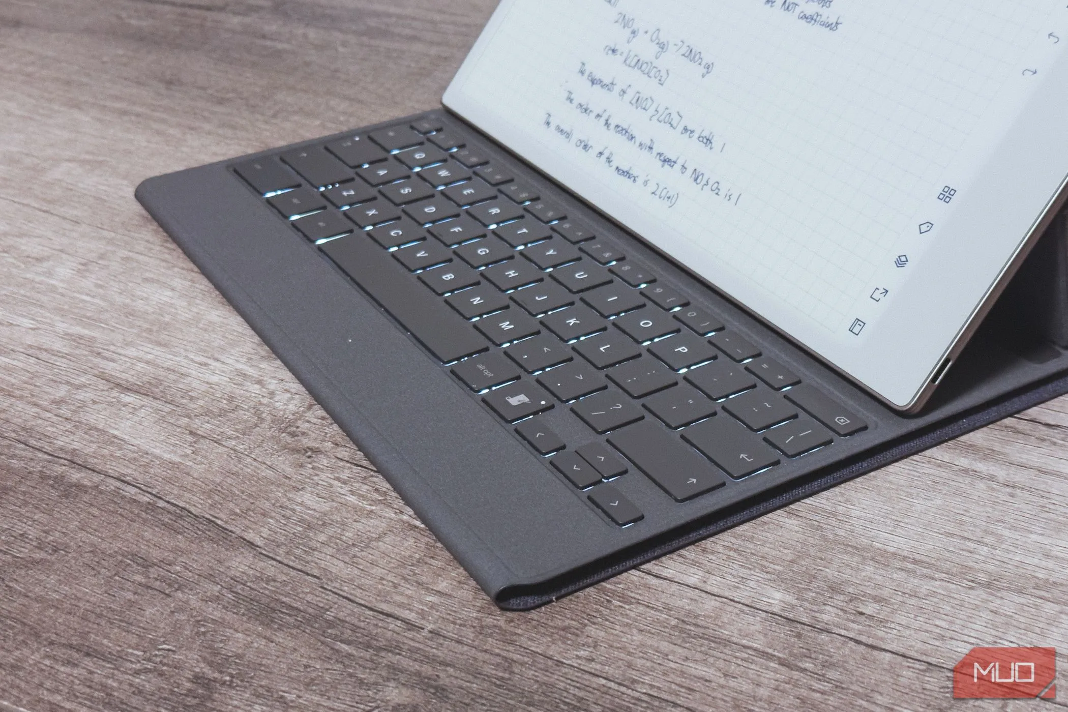 Cận cảnh các phím trên bàn phím Type Folio của reMarkable Paper Pro, đánh giá trải nghiệm gõ.