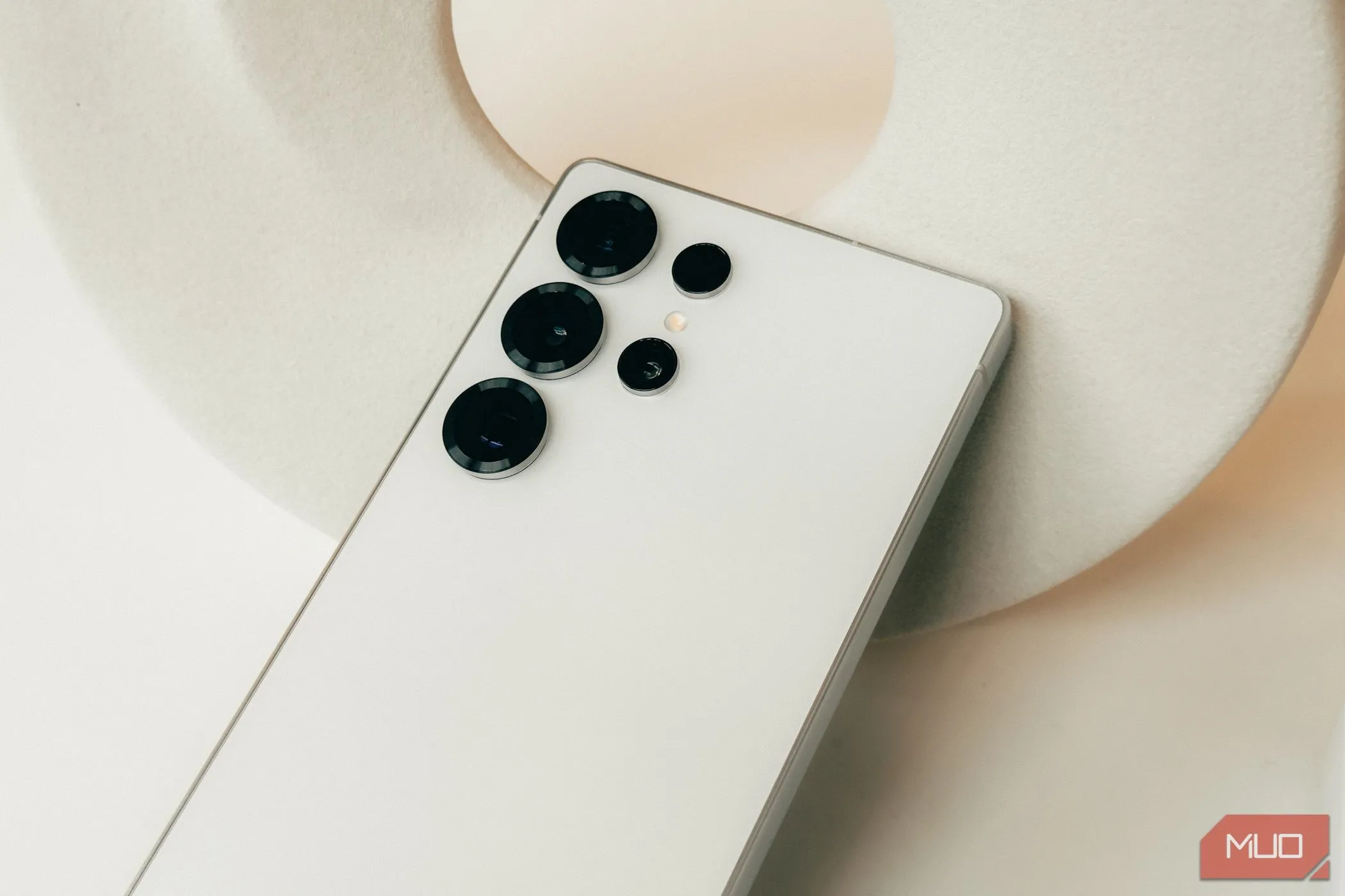 Cận cảnh camera chính trên Samsung Galaxy S25 Ultra màu trắng