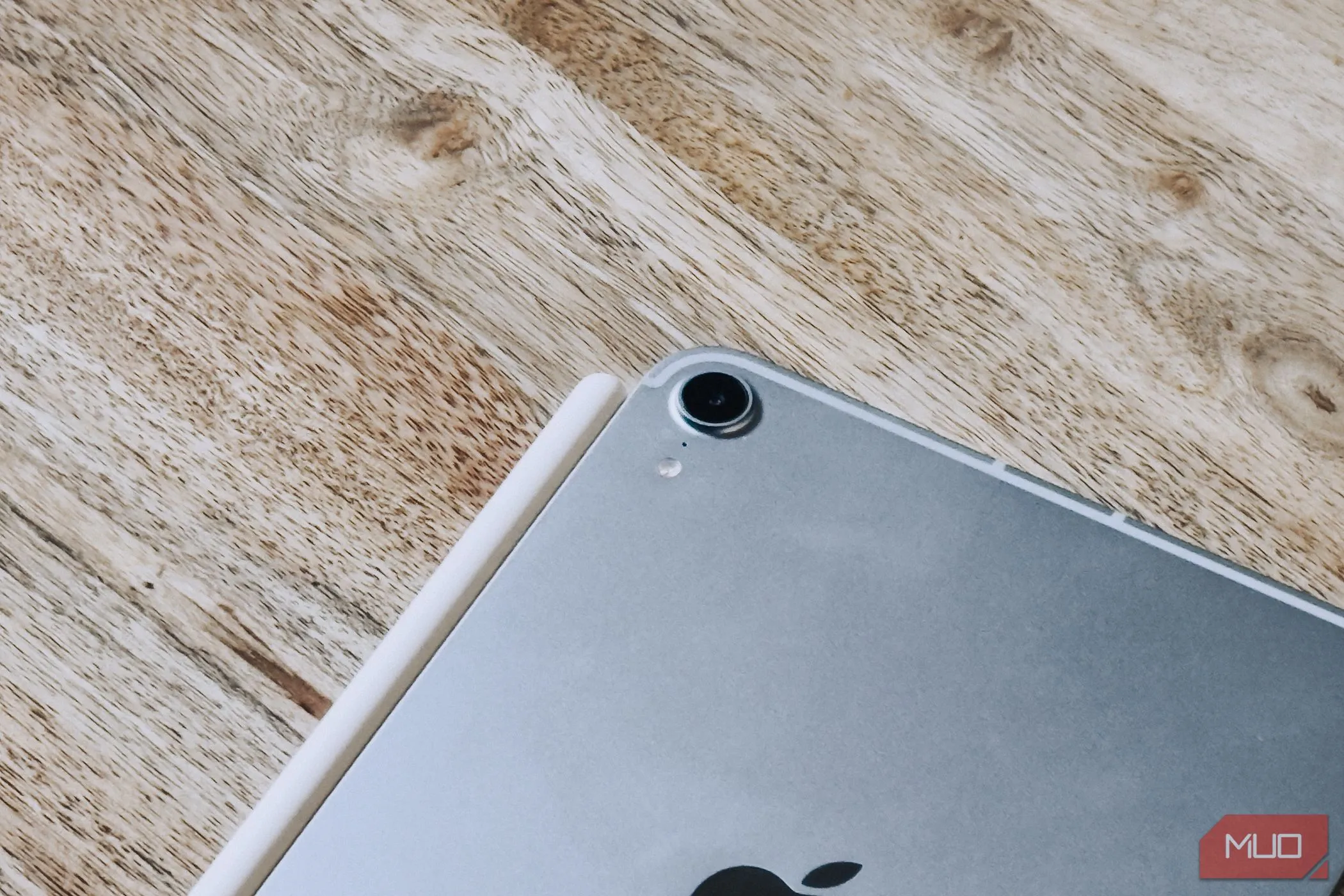 Cận cảnh camera sau 12MP của iPad Mini A17 Pro, hỗ trợ chụp ảnh và quét tài liệu