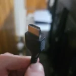 Cận cảnh cáp HDMI đang kết nối, minh họa vai trò truyền dữ liệu giữa các thiết bị điện tử.