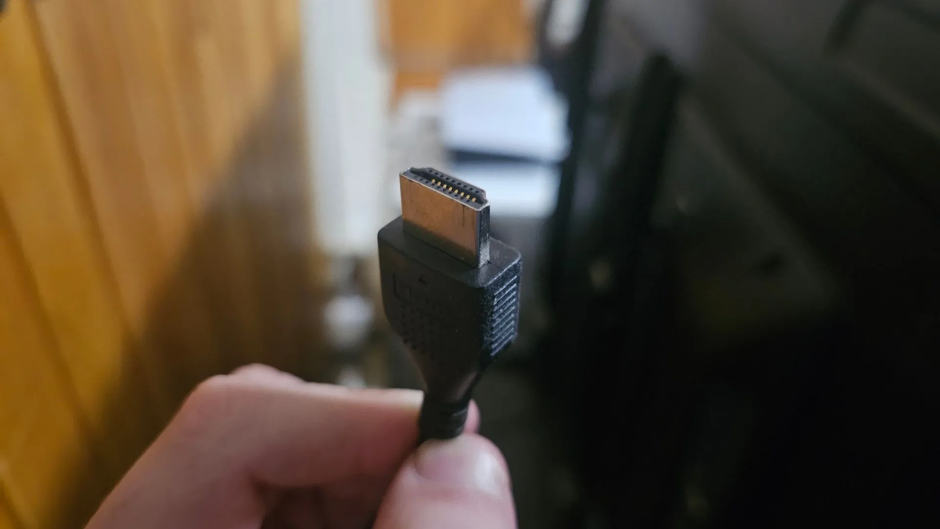 Cận cảnh cáp HDMI đang kết nối, minh họa vai trò truyền dữ liệu giữa các thiết bị điện tử.