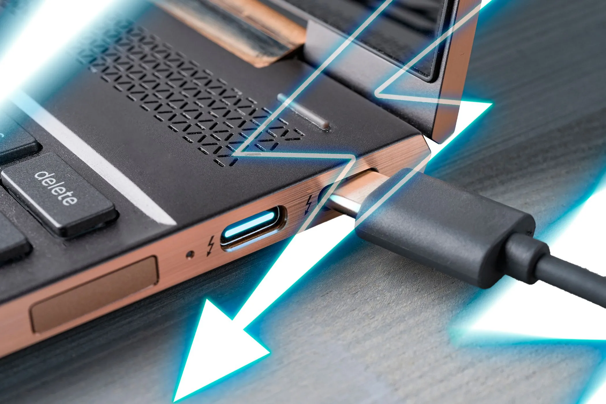 Cận cảnh cổng USB-C Thunderbolt trên laptop, một chuẩn kết nối phổ biến có thể được GPMI Type-C thay thế trong tương lai.