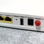 Cận cảnh cổng USB trên mặt sau của router WiFi hiện đại