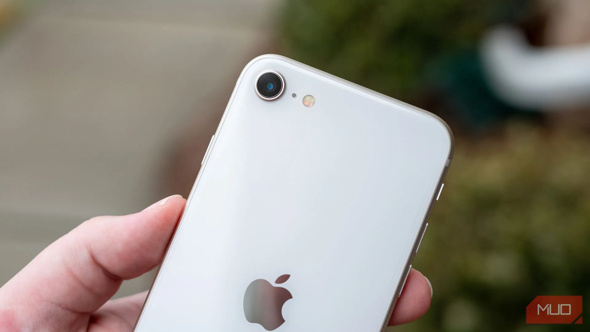Cận cảnh cụm camera đơn của iPhone SE 2022, cần nâng cấp lớn cho phiên bản 2025