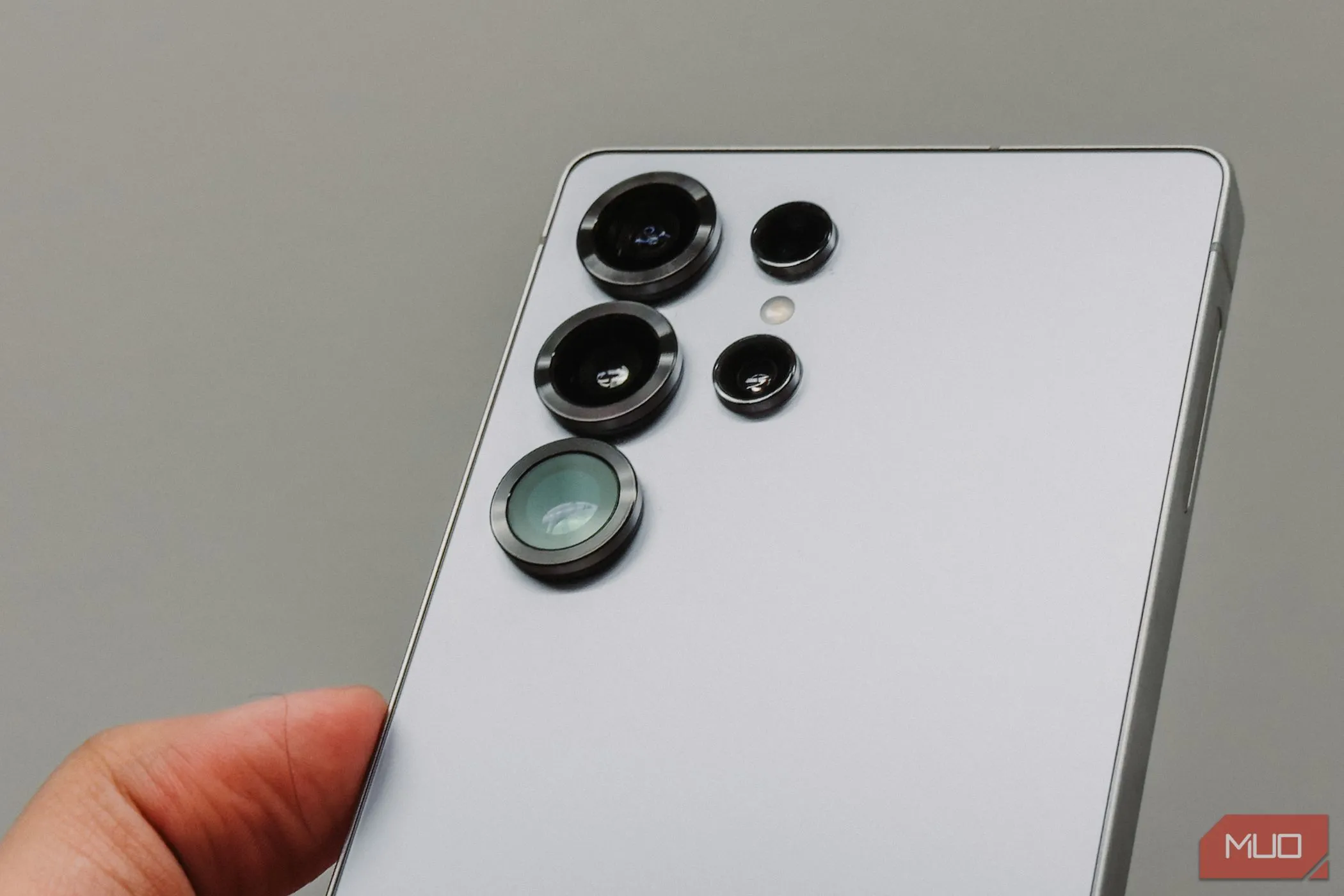 Cận cảnh cụm camera với các vòng kim loại đặc trưng trên Samsung Galaxy S25 Ultra