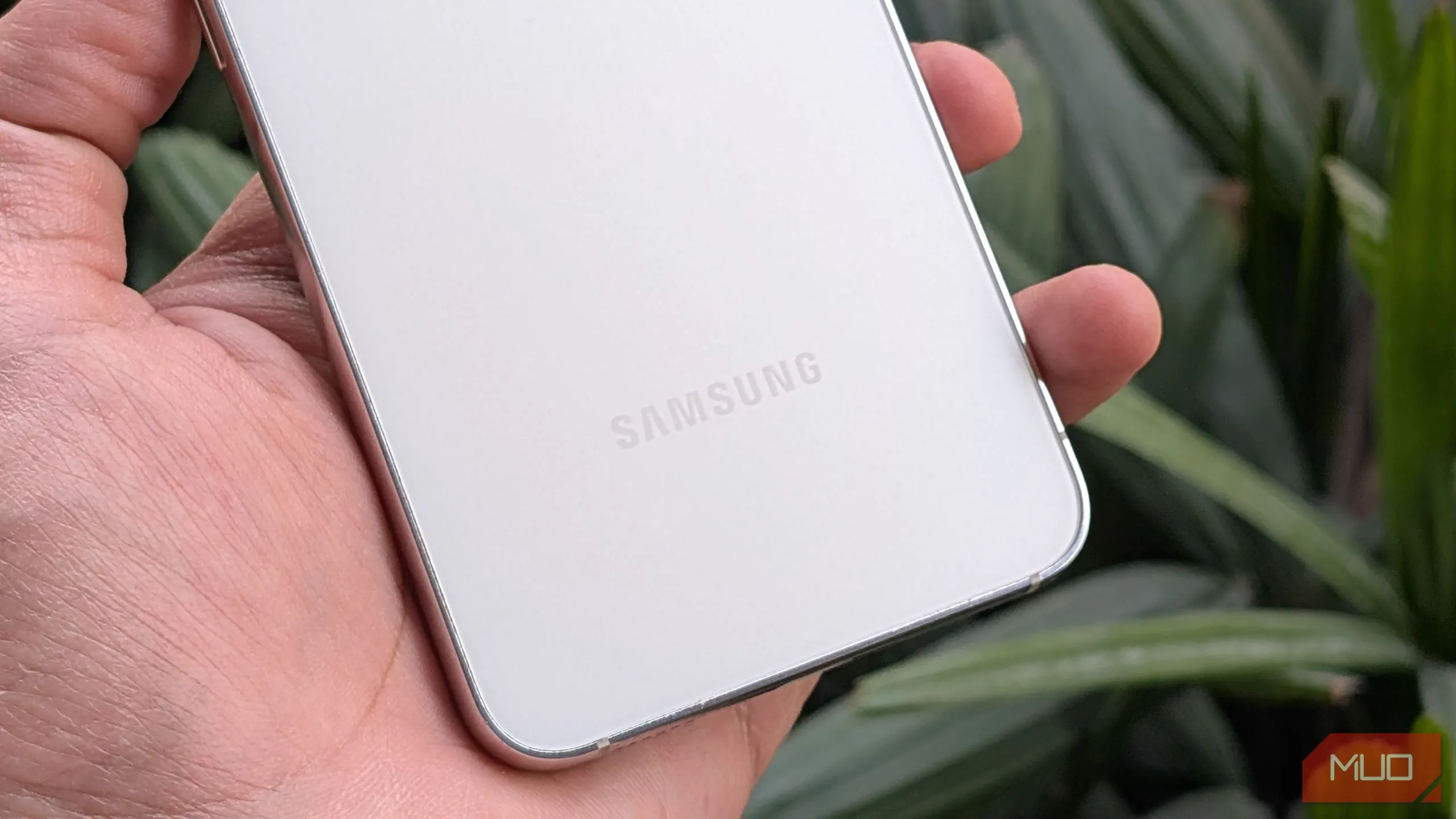 Cận cảnh điện thoại Samsung Galaxy S23 trong tay, tượng trưng cho thời gian hỗ trợ dài