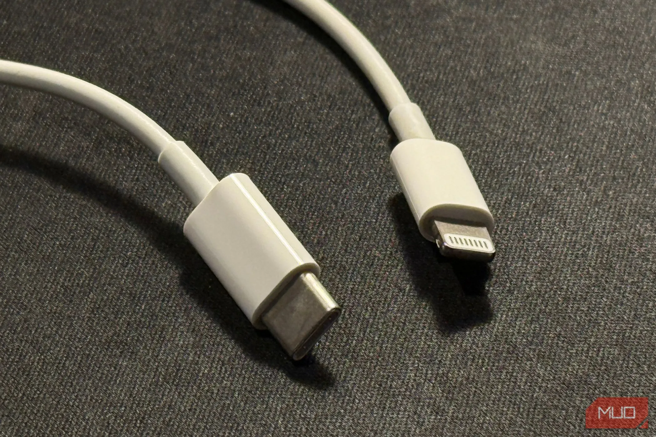 Cận cảnh hai đầu cáp sạc Lightning sang USB-C phổ biến cho iPhone