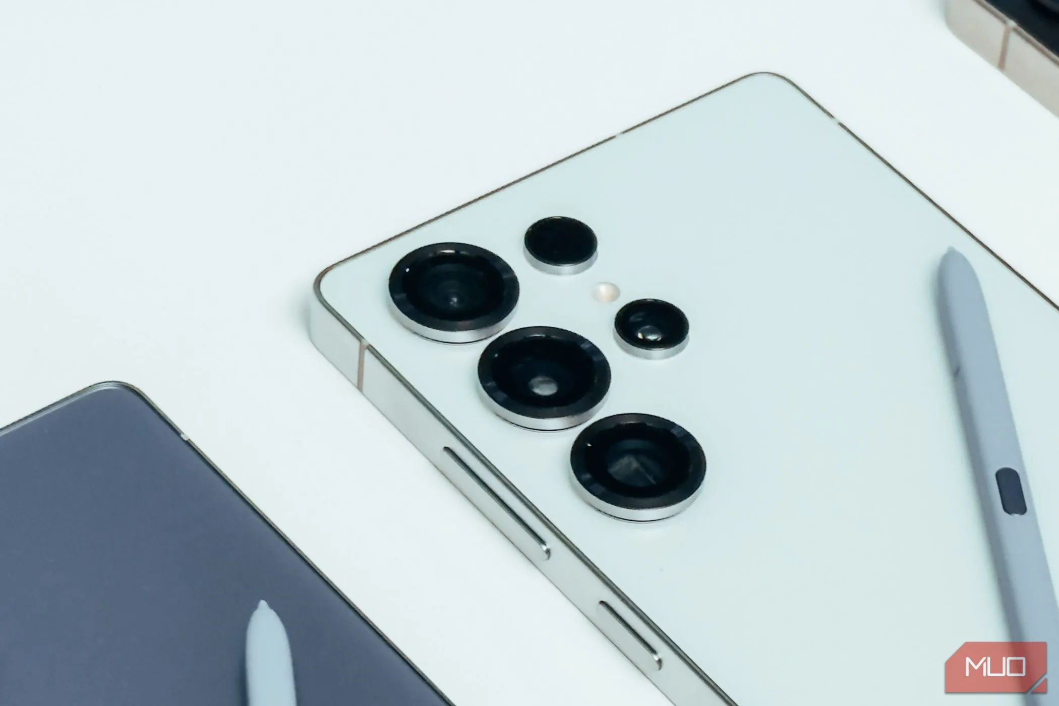 Cận cảnh hệ thống camera của Samsung Galaxy S25 Ultra màu trắng