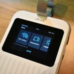 Cận cảnh màn hình router Wi-Fi 5G Acer Connect M6e đang hoạt động